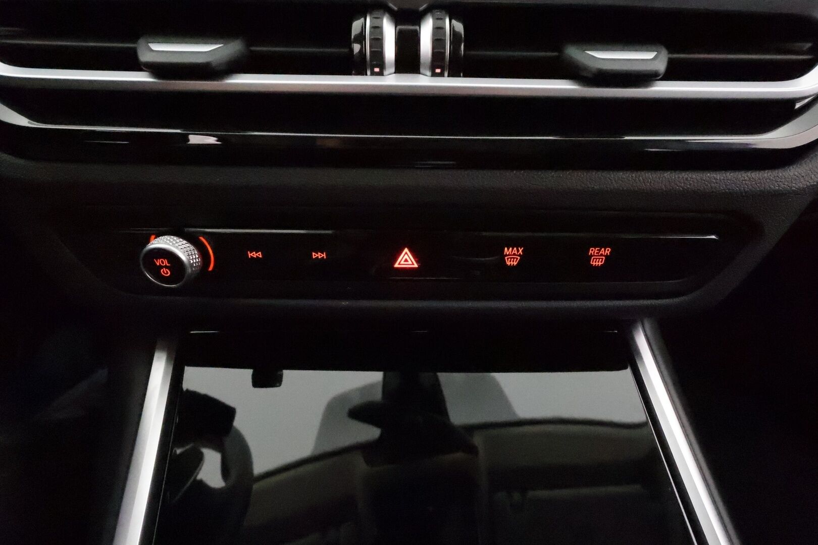 BMW 330 2023 G21 Touring 330e xDrive A Charged Edition **Widescreen / Adapt.vak / Koukku / P-kamera / HiFi / Sporttipenkit / - Facelift malli / 1-om. Suomi-auto / Shadowline / Ratinlämmitin 