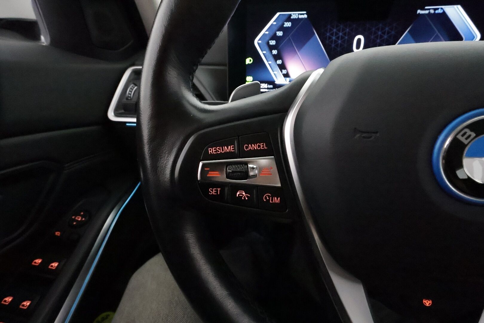 BMW 330 2023 G21 Touring 330e xDrive A Charged Edition **Facelift / Widescreen / HiFi / Sporttipenkit / P.kamera / Koukku** - 1-om. Suomi-auto / Shadowline / Ratinlämmitin 