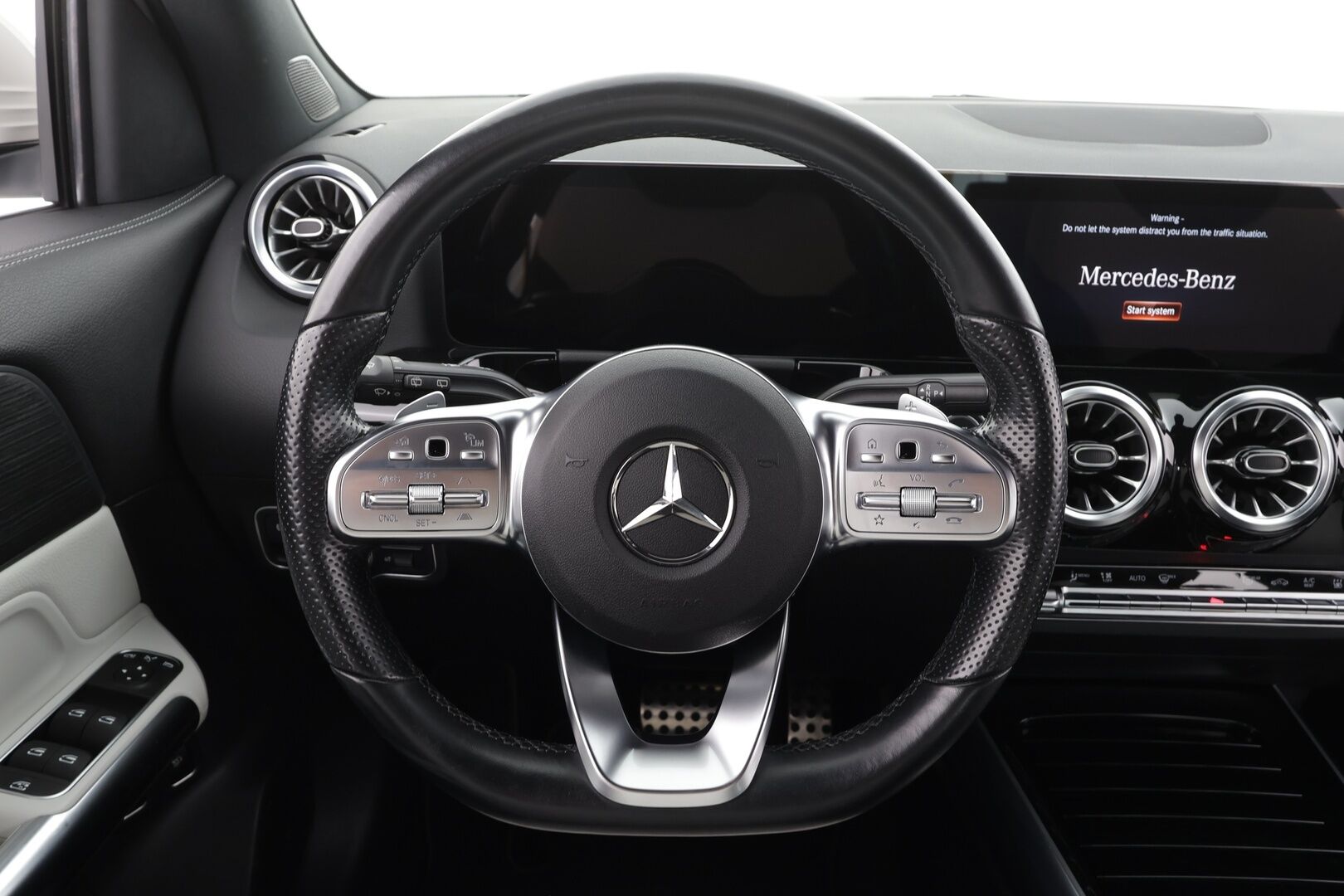 Mercedes-Benz GLA 2023 250 e A Business AMG Edition * Distronic+ / Midline Sound / Widescreen / P.kamera / KeylessGo / LED / Navi / Nahat / Koukku * - 1.Om Suomi-auto / Akku kuntotarkastettu soH 95,5% / Kahdet renkaat aluvanteilla