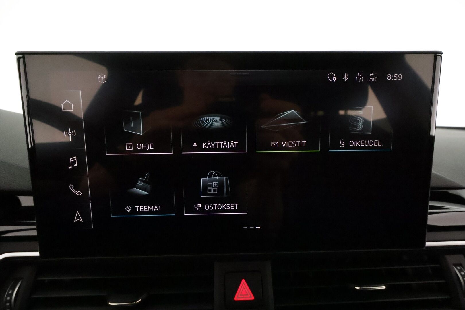 Audi A4 2023 Business Advanced 40 TFSI 150kWMHEV S tronic **Webasto / Adapt.vakkari / Matrix LED / Sportti puolinahat / P.kamera** - 3,99 % KORKOTARJOUS TÄHÄN AUTOON - 1.om Suomi-auto / Kahdet renkaat aluvanteilla / Digimittaristo 