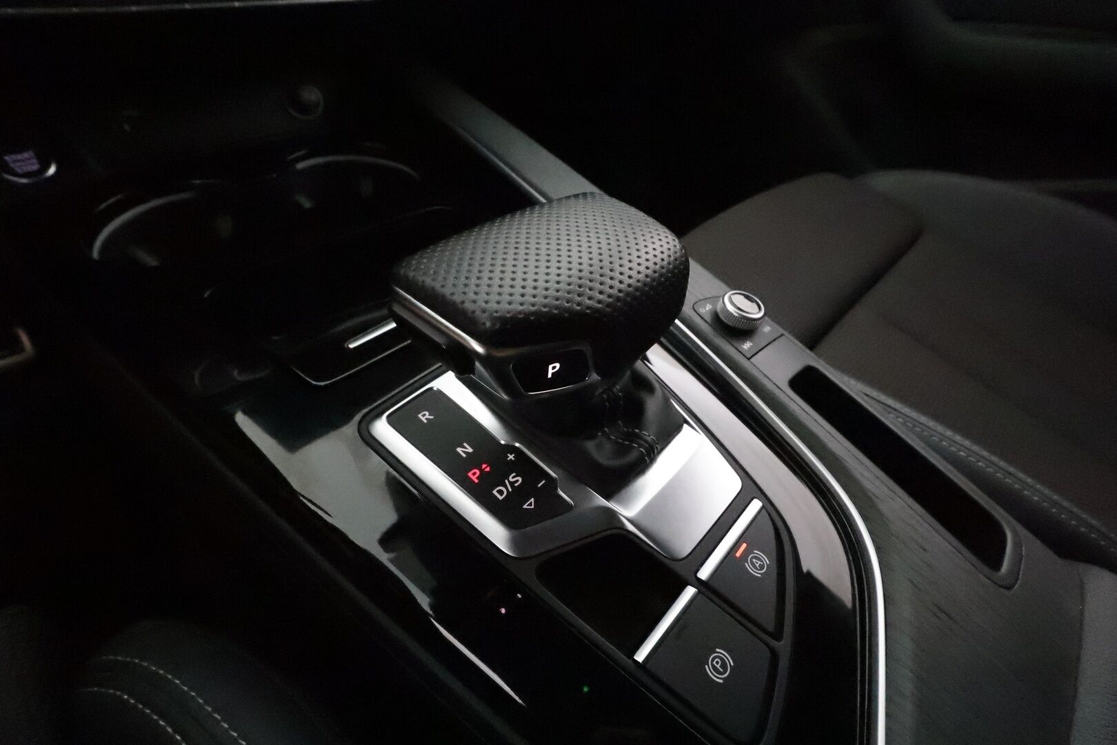 Audi A4 2023 Business Advanced 40 TFSI 150kWMHEV S tronic **Webasto / Adapt.vakkari / Matrix LED / Sportti puolinahat / P.kamera** - 3,99 % KORKOTARJOUS TÄHÄN AUTOON - 1.om Suomi-auto / Kahdet renkaat aluvanteilla / Digimittaristo 