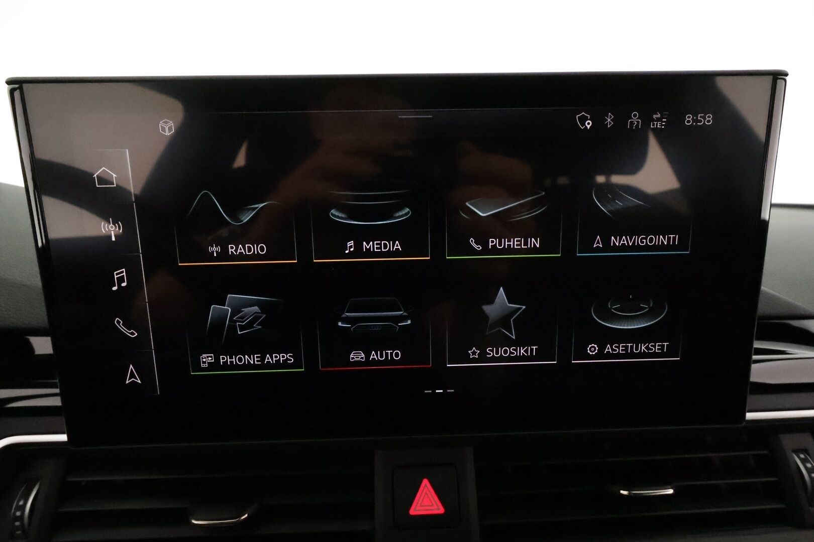 Audi A4 2023 Business Advanced 40 TFSI 150kWMHEV S tronic **Webasto / Adapt.vakkari / Matrix LED / Sportti puolinahat / P.kamera** - 3,99 % KORKOTARJOUS TÄHÄN AUTOON - 1.om Suomi-auto / Kahdet renkaat aluvanteilla / Digimittaristo 