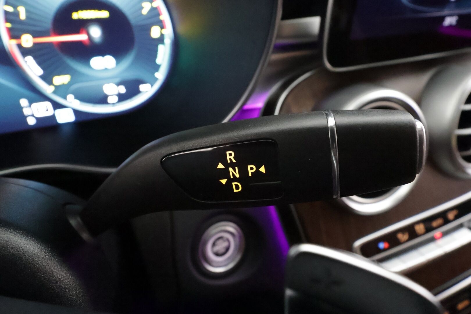 Mercedes-Benz C 2019 300 e T A Business AMG Edition EQ Power * Burmester / 360° / Panorama / Multibeam / Vakkari / Digimittaristo / Navi / KeylessGo * - Akku kuntotarkastettu / Ruskeat sporttinahat / Suomi-auto / Kahdet renkaat aluvanteilla / Merkkihuollettu