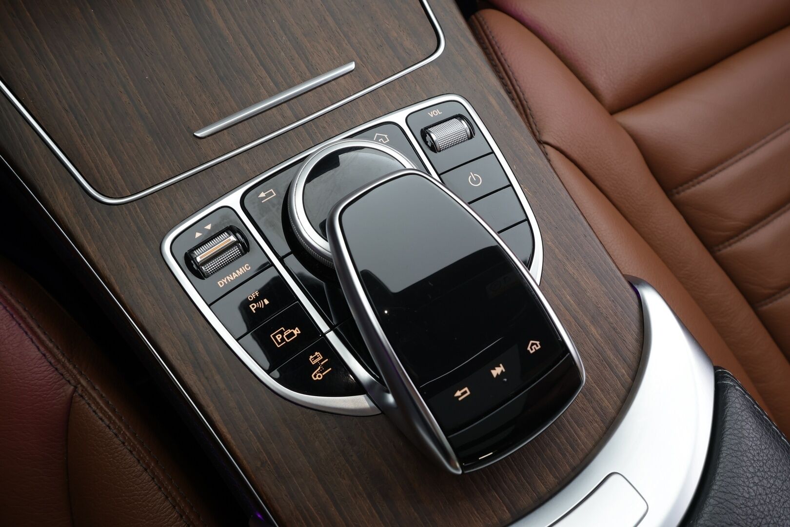 Mercedes-Benz C 2019 300 e T A Business AMG Edition EQ Power * Burmester / 360° / Panorama / Multibeam / Vakkari / Digimittaristo / Navi / KeylessGo * - Akku kuntotarkastettu / Ruskeat sporttinahat / Suomi-auto / Kahdet renkaat aluvanteilla / Merkkihuollettu