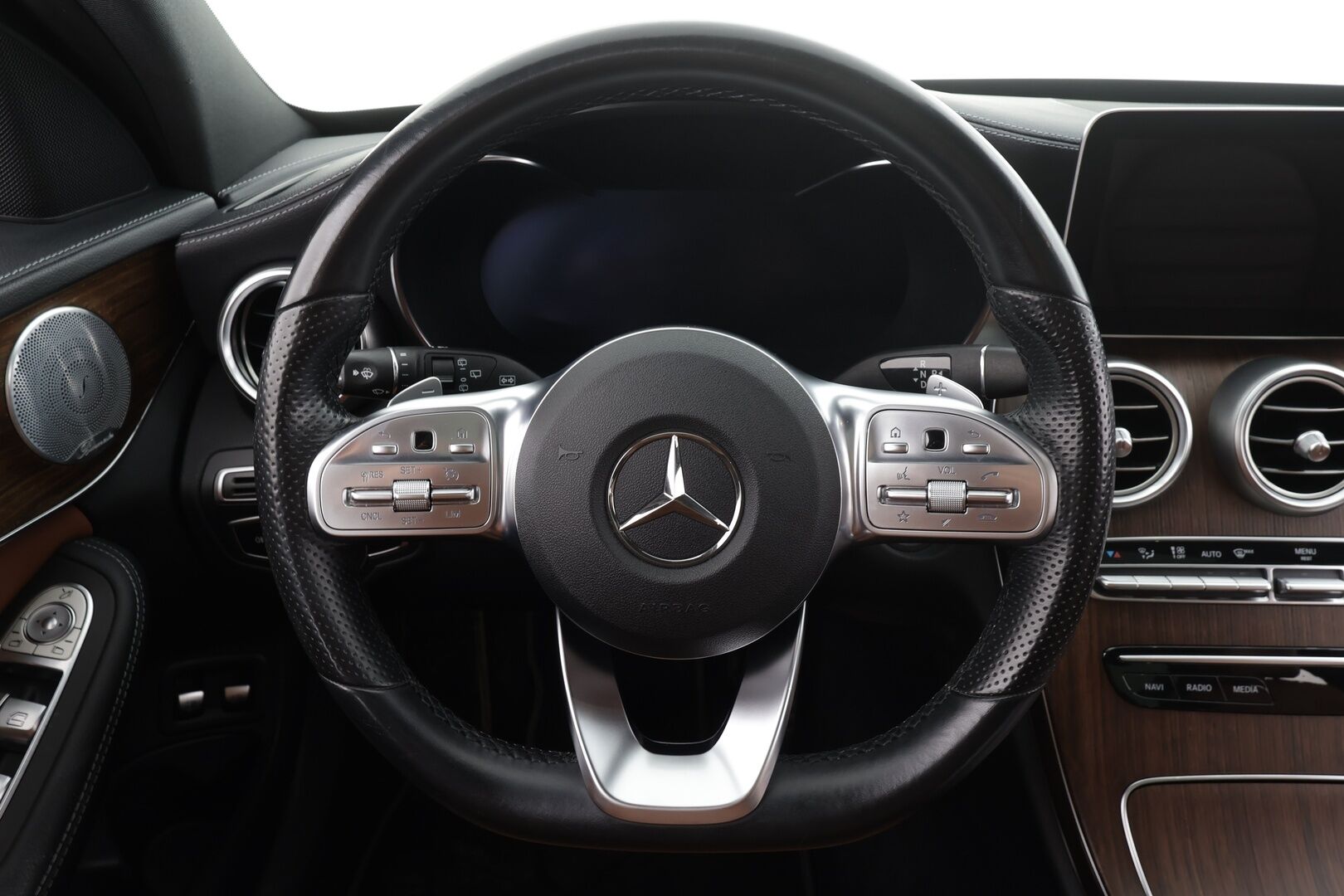 Mercedes-Benz C 2019 300 e T A Business AMG Edition EQ Power * Burmester / 360° / Panorama / Multibeam / Vakkari / Digimittaristo / Navi / KeylessGo * - Akku kuntotarkastettu / Ruskeat sporttinahat / Suomi-auto / Kahdet renkaat aluvanteilla / Merkkihuollettu