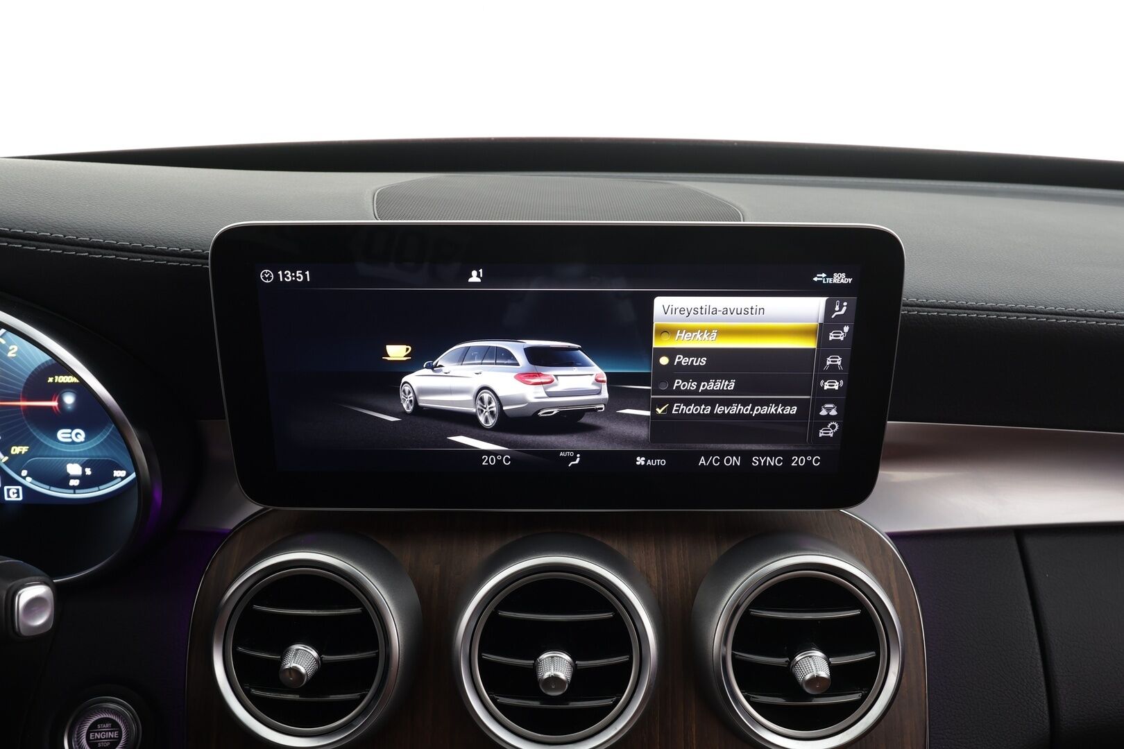 Mercedes-Benz C 2019 300 e T A Business AMG Edition EQ Power * Burmester / 360° / Panorama / Multibeam / Vakkari / Digimittaristo / Navi / KeylessGo * - Akku kuntotarkastettu / Ruskeat sporttinahat / Suomi-auto / Kahdet renkaat aluvanteilla / Merkkihuollettu