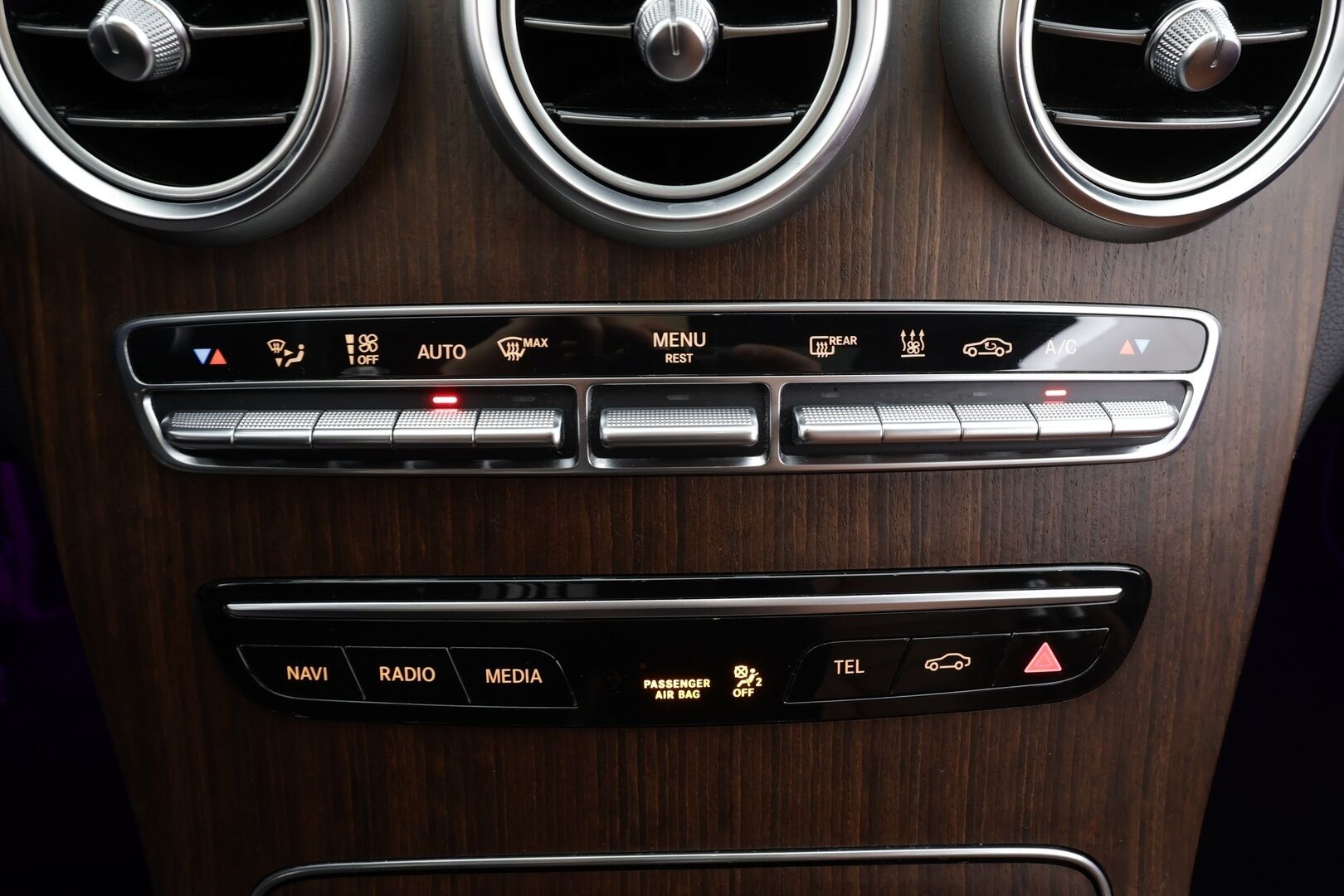 Mercedes-Benz C 2019 300 e T A Business AMG Edition EQ Power * Burmester / 360° / Panorama / Multibeam / Vakkari / Digimittaristo / Navi / KeylessGo * - Akku kuntotarkastettu / Ruskeat sporttinahat / Suomi-auto / Kahdet renkaat aluvanteilla / Merkkihuollettu