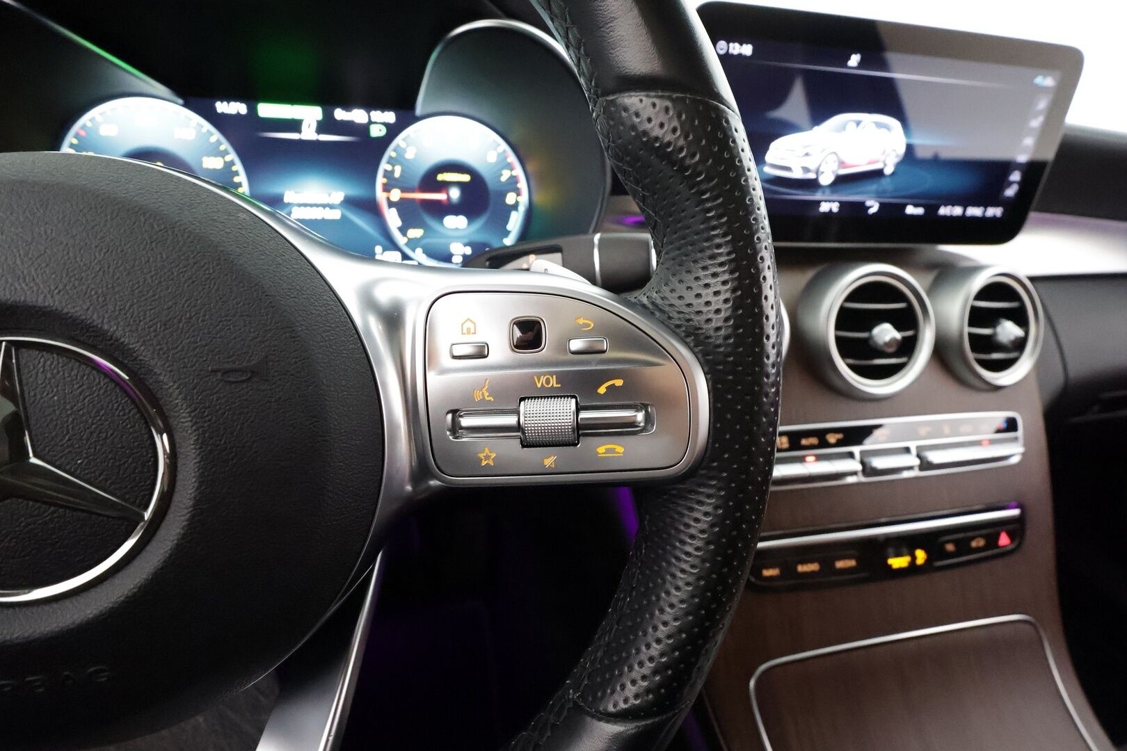 Mercedes-Benz C 2019 300 e T A Business AMG Edition EQ Power * Burmester / 360° / Panorama / Multibeam / Vakkari / Digimittaristo / Navi / KeylessGo * - Akku kuntotarkastettu / Ruskeat sporttinahat / Suomi-auto / Kahdet renkaat aluvanteilla / Merkkihuollettu