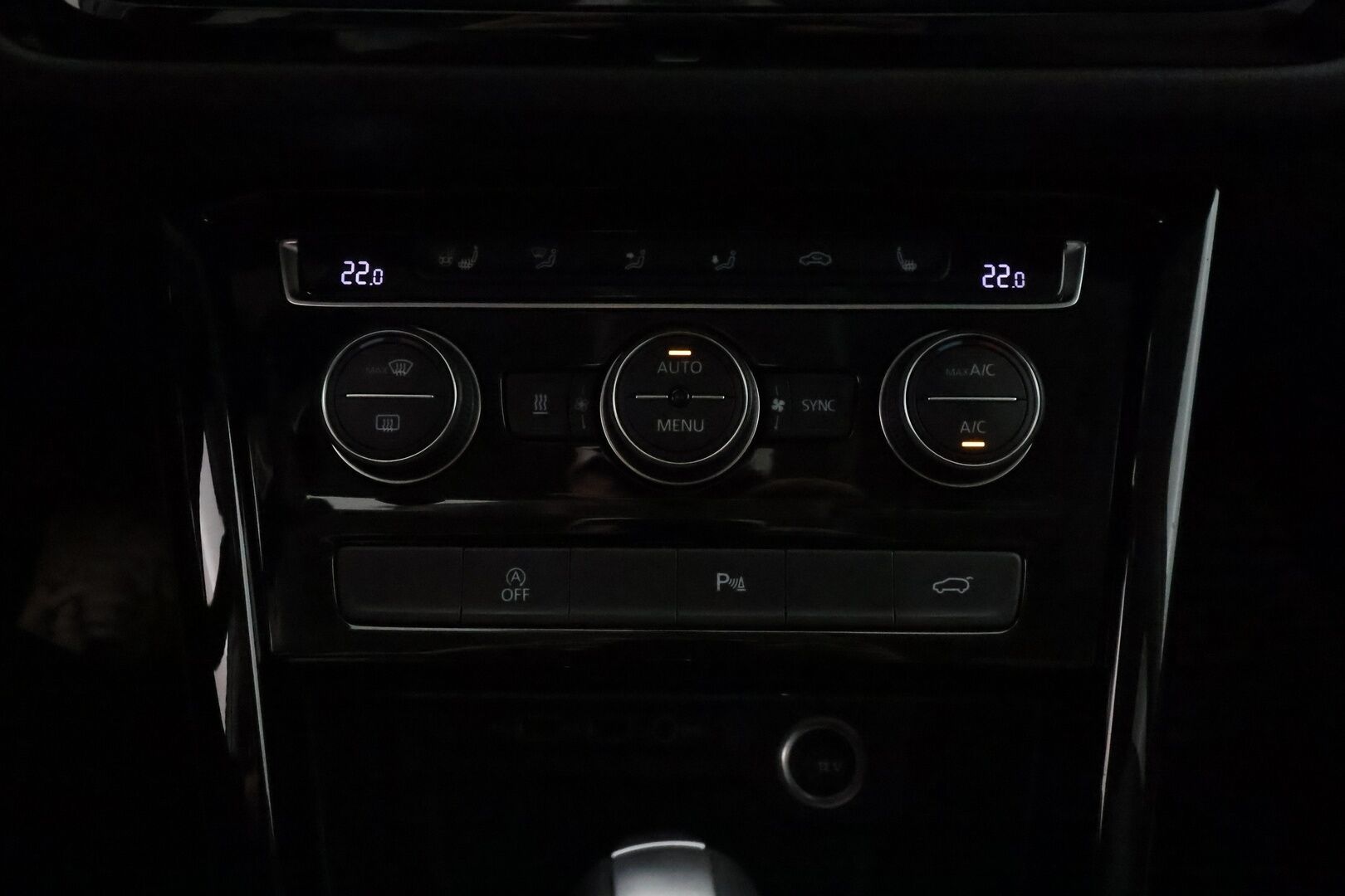 Volkswagen Touran 2020 R-Line 1,5 TSI EVO 110 kW DSG-aut. ** / Webasto / Adapt.vakkari / P.kamera / Apple&Android / Keyless - 1-Om Suomi auto 