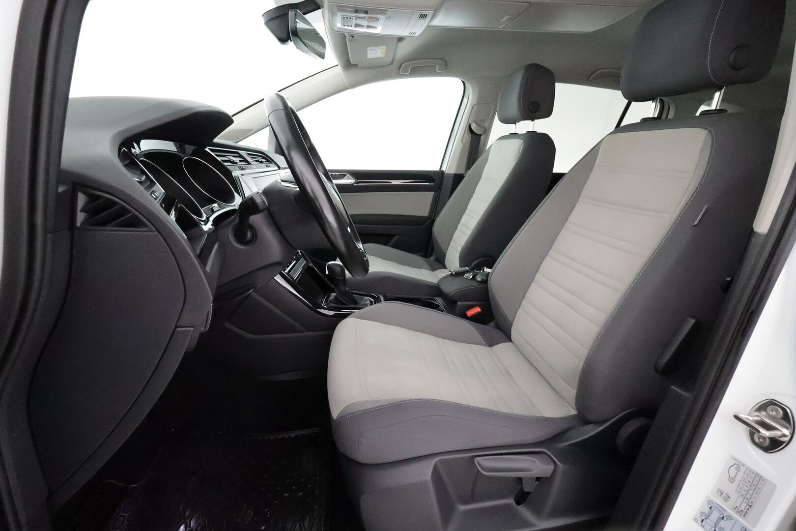 Volkswagen Touran 2020 R-Line 1,5 TSI EVO 110 kW DSG-aut. ** / Webasto / Adapt.vakkari / P.kamera / Apple&Android / Keyless - 1-Om Suomi auto 