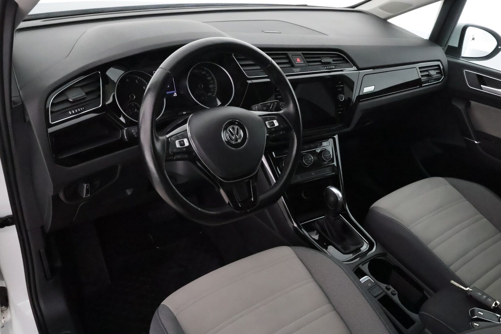 Volkswagen Touran 2020 R-Line 1,5 TSI EVO 110 kW DSG-aut. ** / Webasto / Adapt.vakkari / P.kamera / Apple&Android / Keyless - 1-Om Suomi auto 