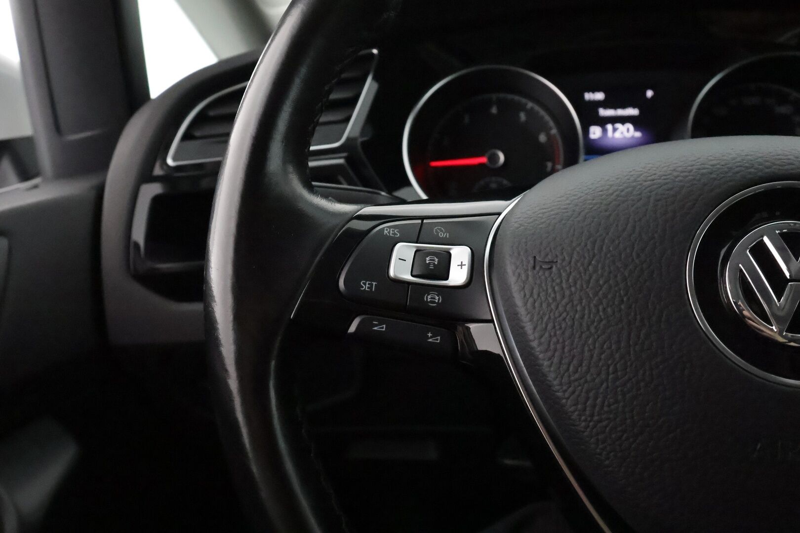 Volkswagen Touran 2020 R-Line 1,5 TSI EVO 110 kW DSG-aut. ** / Webasto / Adapt.vakkari / P.kamera / Apple&Android / Keyless - 1-Om Suomi auto 