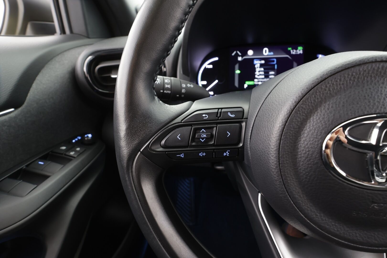 Toyota Yaris Cross 2022 1,5 Hybrid AWD-i Intense - | ACC | Lohko | P.Kamera | LED | Digimittaristo | Apple&Android | Suomi-auto | Merkkihuollettu | Kahdet Renkaat |