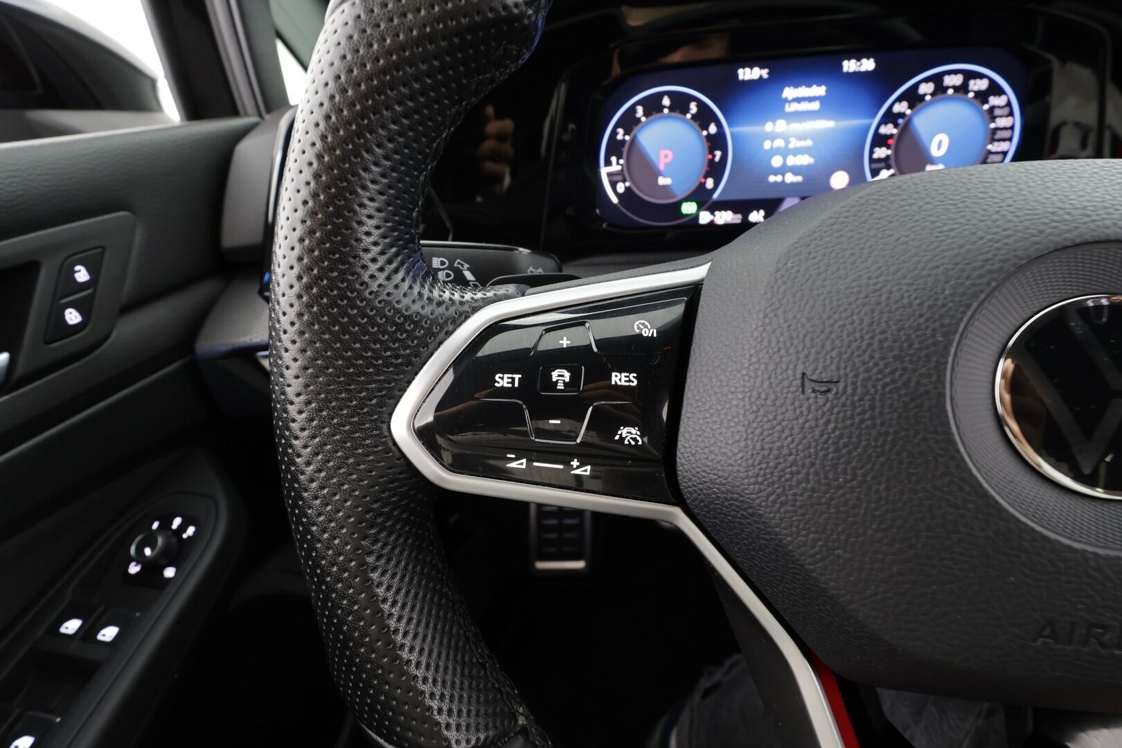 Volkswagen Golf 2023 GTI 2,0 TSI 180 kW DSG * ACC / P.tutkat / IQ.Light / Webasto / Navi / Sporttipenkit / Digimittaristo * - 1.Om Suomi-auto / Kahdet renkaat aluvanteilla