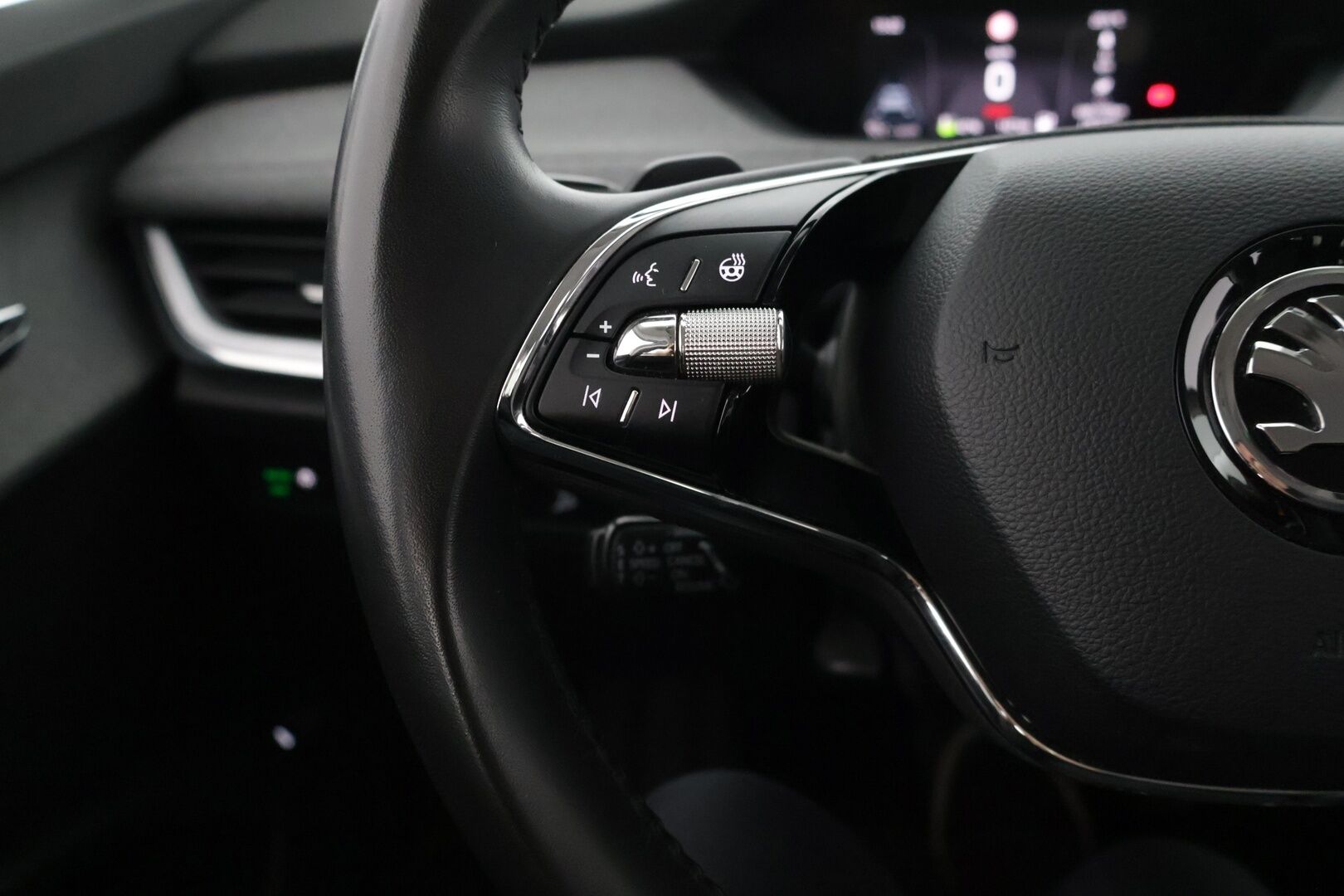 SKODA ENYAQ 2021 60 IV *ILP / 360 Kamera / Ratinlämmitin / Vetokoukku / Navigointi* - * 2x renkaat alumiinivantein / Merkkihuollettu / 2x latauskaapelit*