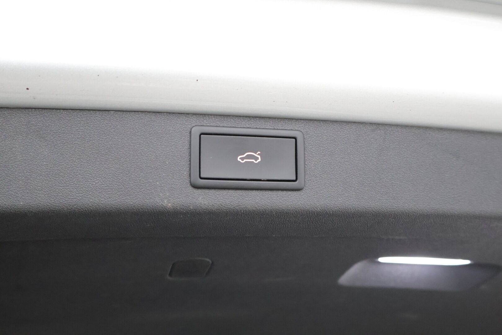 SKODA ENYAQ 2021 60 IV *ILP / 360 Kamera / Ratinlämmitin / Vetokoukku / Navigointi* - * 2x renkaat alumiinivantein / Merkkihuollettu / 2x latauskaapelit*