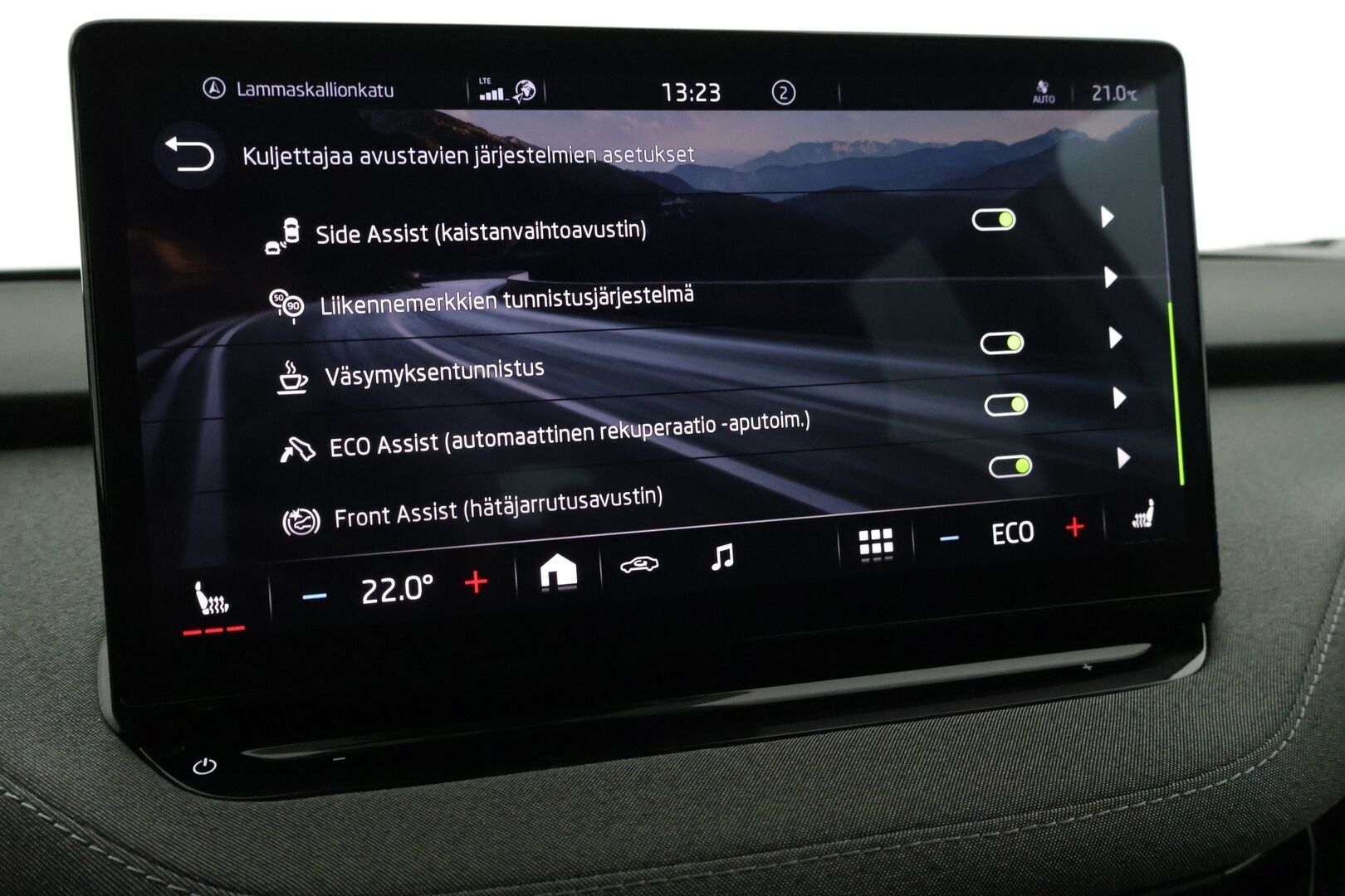 SKODA ENYAQ 2021 60 IV *ILP / 360 Kamera / Ratinlämmitin / Vetokoukku / Navigointi* - * 2x renkaat alumiinivantein / Merkkihuollettu / 2x latauskaapelit*