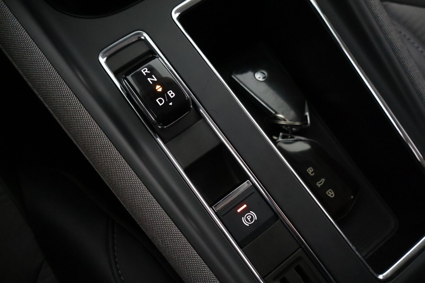 SKODA ENYAQ 2021 60 IV *ILP / 360 Kamera / Ratinlämmitin / Vetokoukku / Navigointi* - * 2x renkaat alumiinivantein / Merkkihuollettu / 2x latauskaapelit*