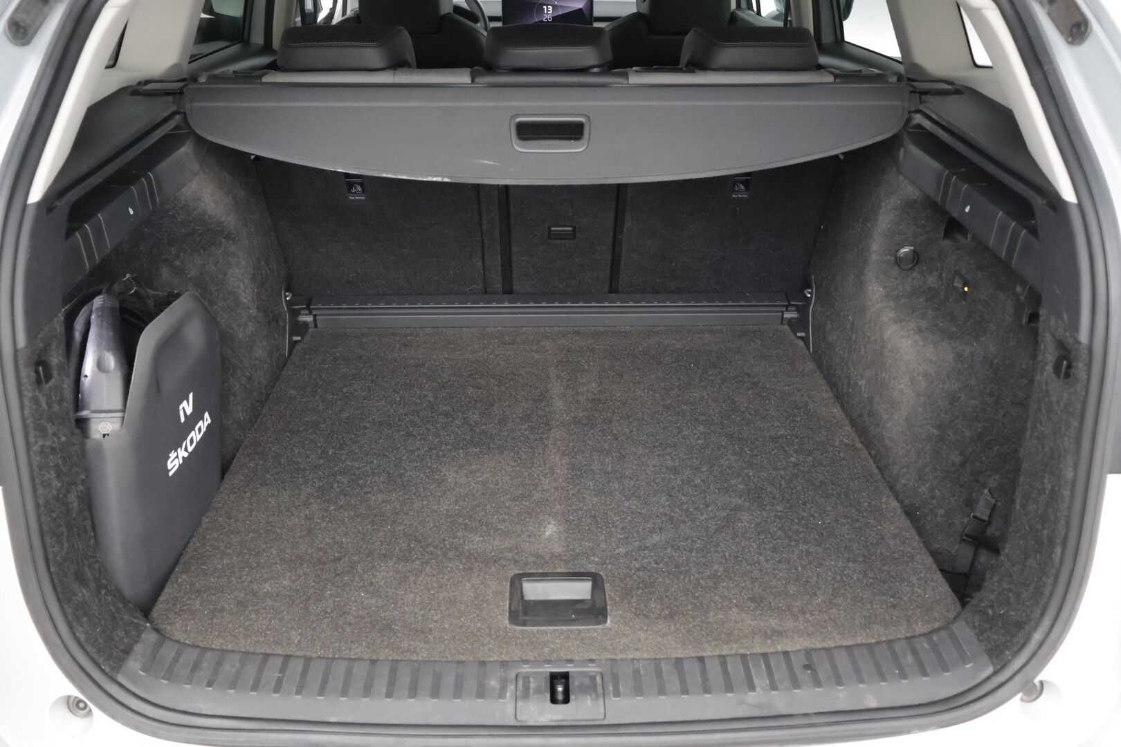 SKODA ENYAQ 2021 60 IV *ILP / 360 Kamera / Ratinlämmitin / Vetokoukku / Navigointi* - * 2x renkaat alumiinivantein / Merkkihuollettu / 2x latauskaapelit*