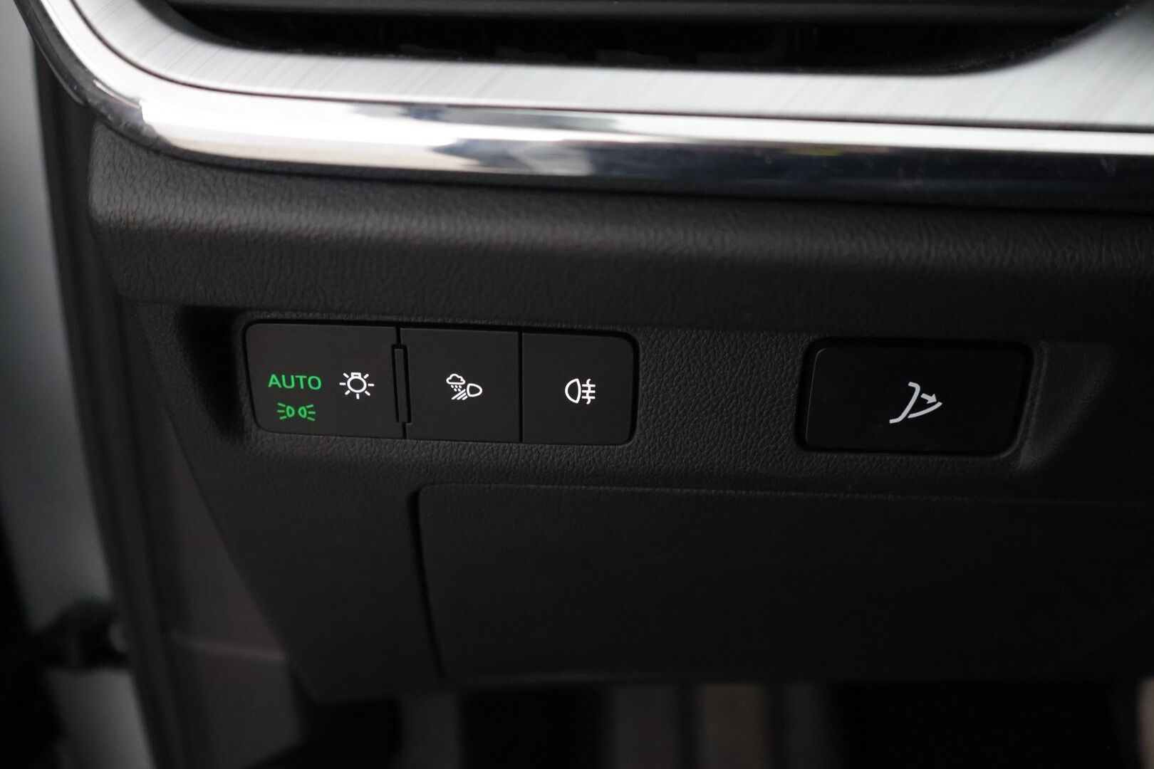 SKODA ENYAQ 2021 60 IV *ILP / 360 Kamera / Ratinlämmitin / Vetokoukku / Navigointi* - * 2x renkaat alumiinivantein / Merkkihuollettu / 2x latauskaapelit*