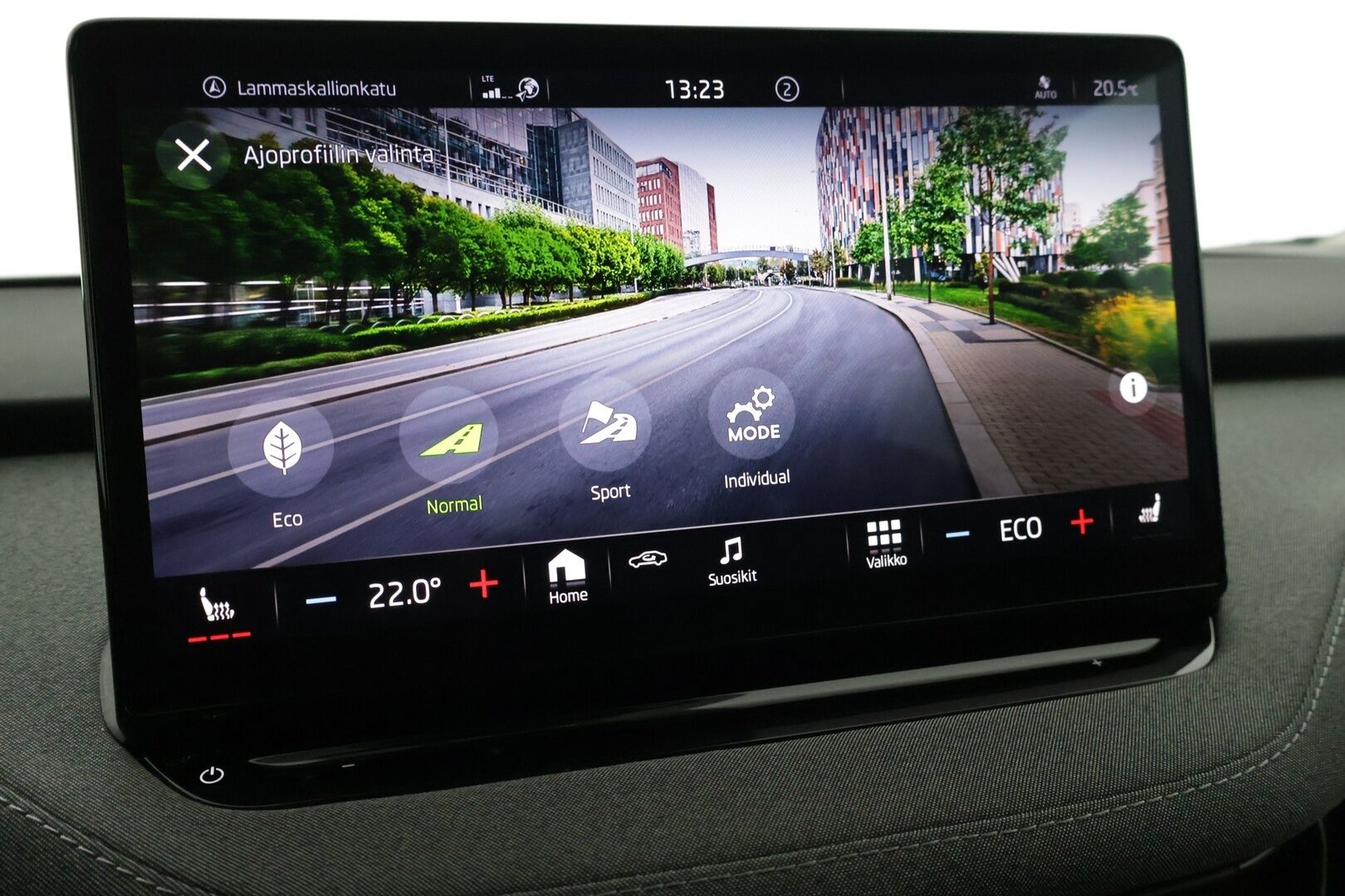 SKODA ENYAQ 2021 60 IV *ILP / 360 Kamera / Ratinlämmitin / Vetokoukku / Navigointi* - * 2x renkaat alumiinivantein / Merkkihuollettu / 2x latauskaapelit*