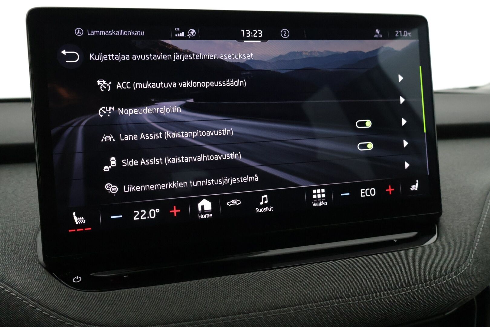 SKODA ENYAQ 2021 60 IV *ILP / 360 Kamera / Ratinlämmitin / Vetokoukku / Navigointi* - * 2x renkaat alumiinivantein / Merkkihuollettu / 2x latauskaapelit*