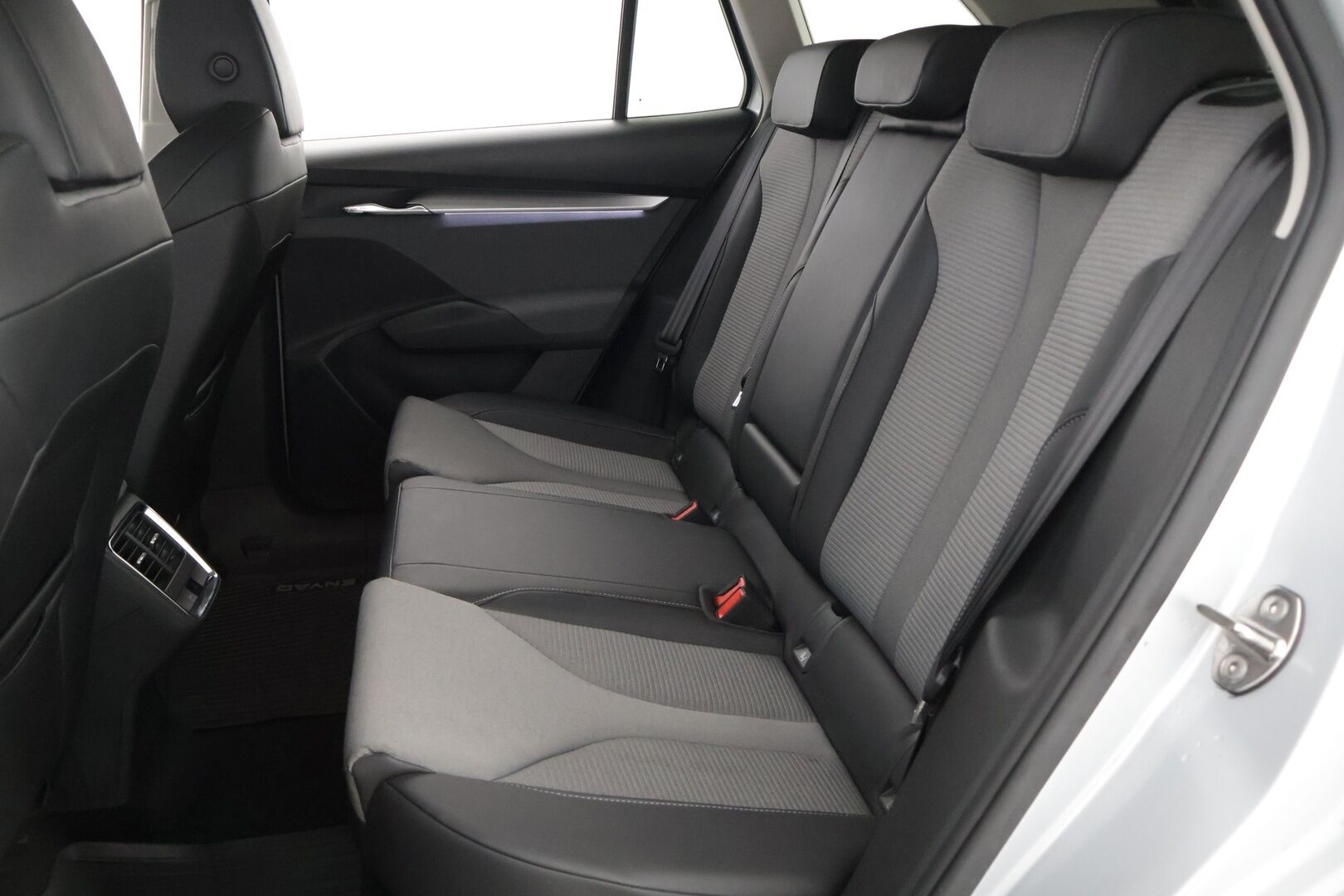 SKODA ENYAQ 2021 60 IV *ILP / 360 Kamera / Ratinlämmitin / Vetokoukku / Navigointi* - * 2x renkaat alumiinivantein / Merkkihuollettu / 2x latauskaapelit*