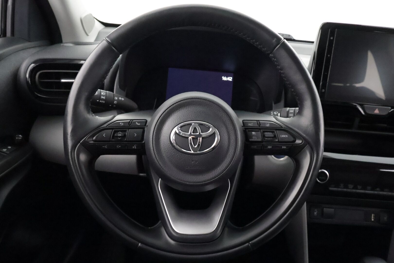 Toyota Yaris Cross 2022 1,5 Hybrid Active - | ACC | LED | P.Kamera | Lohkolämmitin | Kaistavahti | Keyless | 1-om Suomi-auto | Kahdet renkaat | Merkkihuollot |