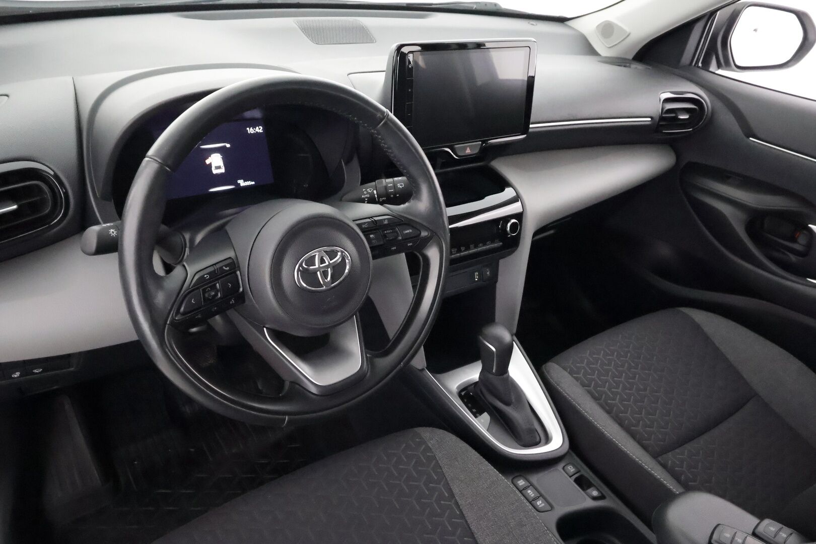 Toyota Yaris Cross 2022 1,5 Hybrid Active - | ACC | LED | P.Kamera | Lohkolämmitin | Kaistavahti | Keyless | 1-om Suomi-auto | Kahdet renkaat | Merkkihuollot |