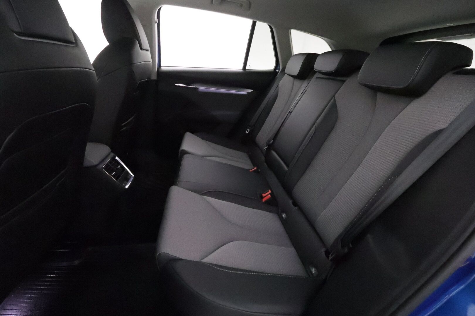 Skoda Enyaq 2022 80 iV - 3,99 % KORKOTARJOUS TÄHÄN AUTOON 31.8. ASTI! - 1Om Suomiauto / Lämpöpumppu / Adapt.Vakkari / ALV / KeylessGo / 360-Kamera / Crystal Matrix LED / Muistipenkki / Puolinahat / Hyvät varusteet!