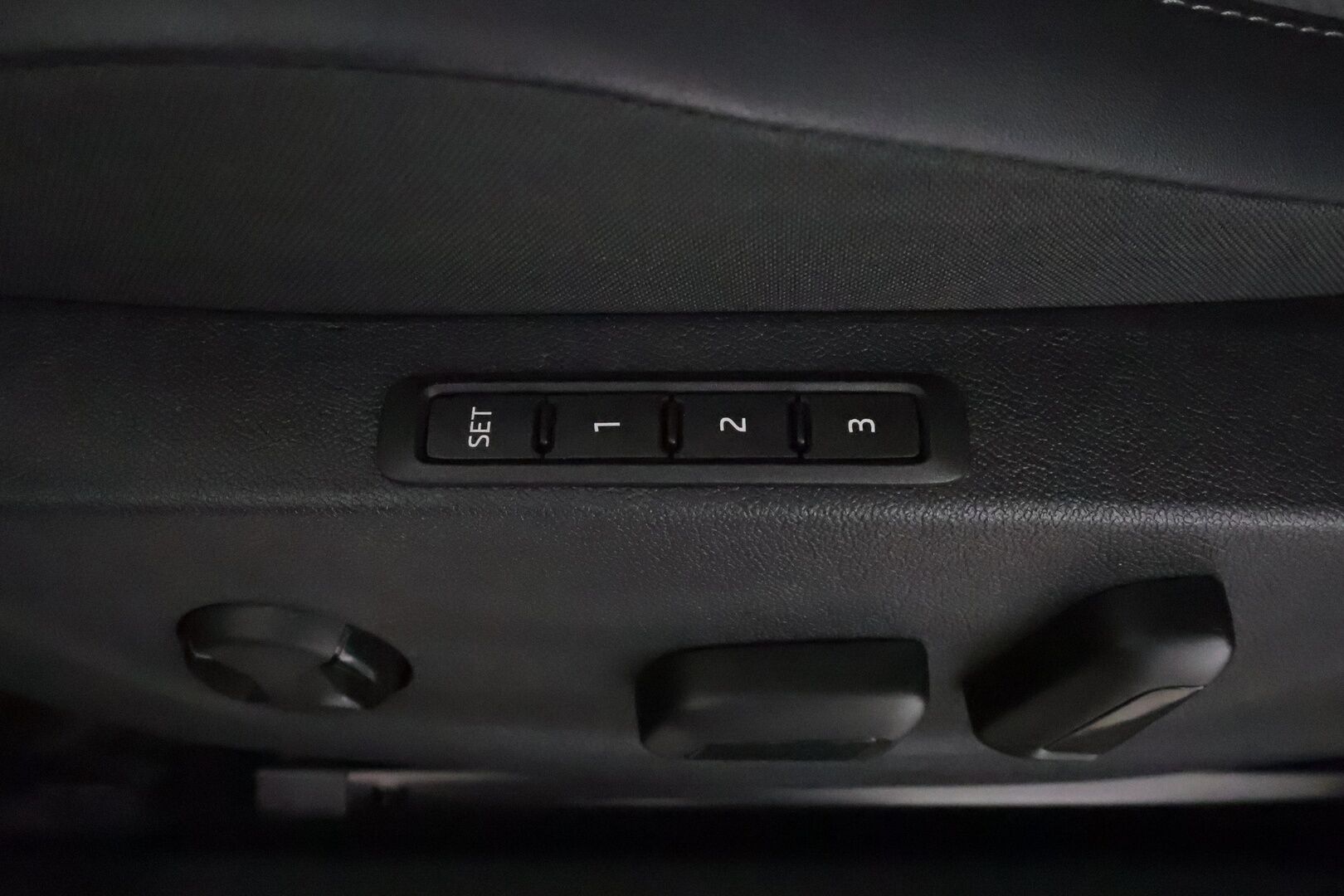 Skoda Enyaq 2022 80 iV - 3,99 % KORKOTARJOUS TÄHÄN AUTOON 31.8. ASTI! - 1Om Suomiauto / Lämpöpumppu / Adapt.Vakkari / ALV / KeylessGo / 360-Kamera / Crystal Matrix LED / Muistipenkki / Puolinahat / Hyvät varusteet!