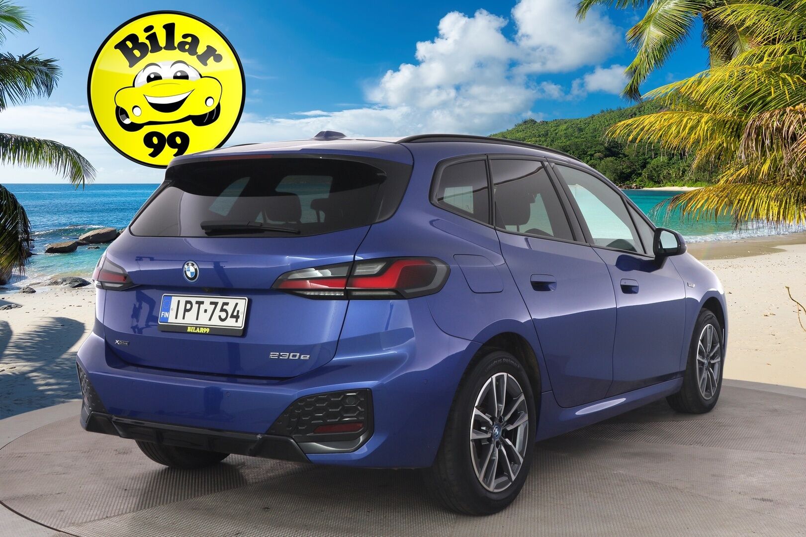 BMW 230 2022 U06 Active Tourer 230e xDrive Charged Edition M Sport *Driving Assistant Plus / H&K / Koukku / Kuskin penkki muistilla ja hieronnalla* - 3,99 % KORKOTARJOUS TÄHÄN AUTOON - *Juuri Huollettu / Portimao Blue / Shadow Line / IconicSounds*