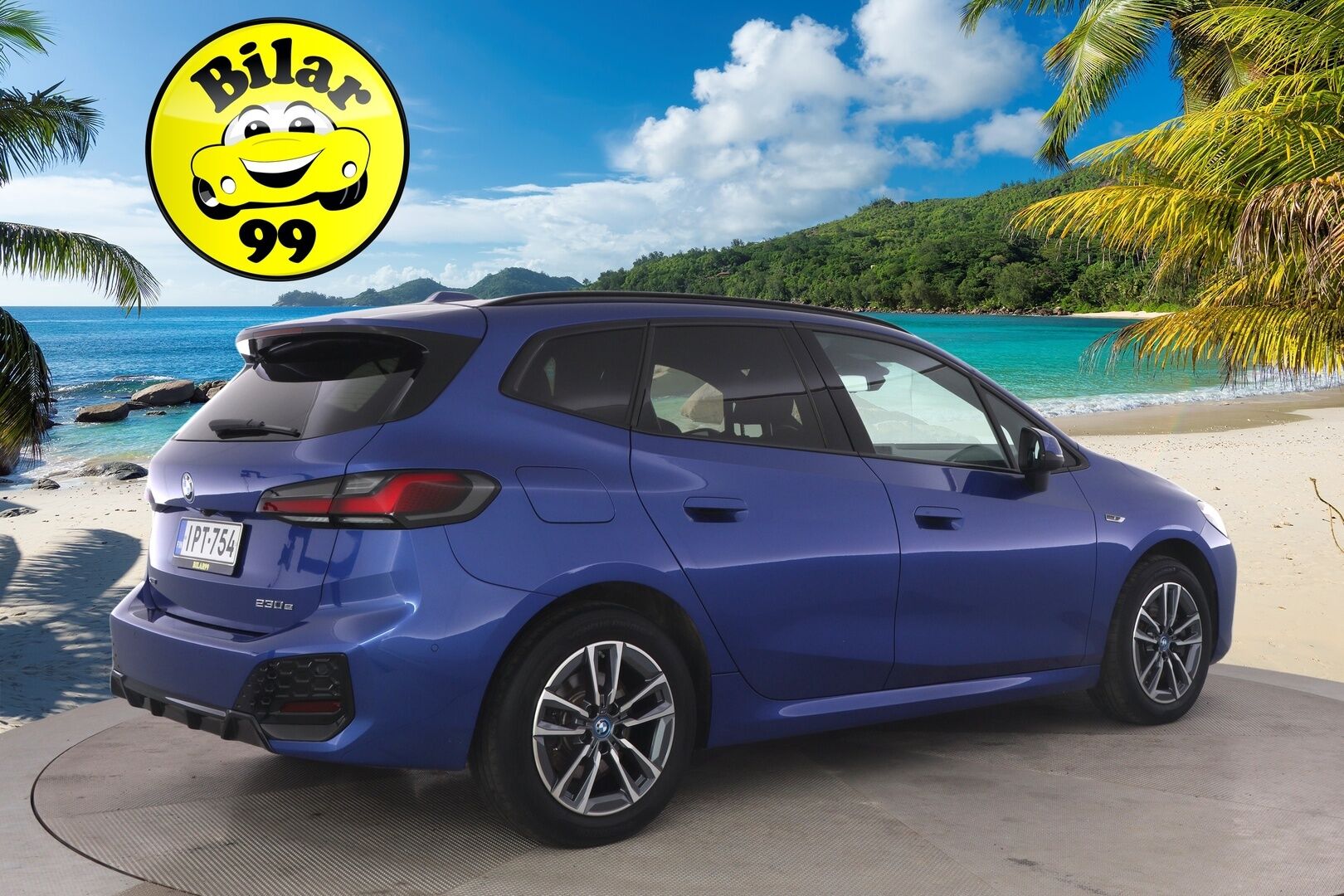 BMW 230 2023 U06 Active Tourer 230e xDrive Charged Edition M Sport *Driving Assistant Plus / H&K / Koukku / Kuskin penkki muistilla ja hieronnalla* - 3,99 % KORKOTARJOUS TÄHÄN AUTOON 28.9. ASTI! - *Juuri Huollettu / Portimao Blue / Shadow Line / IconicSounds*