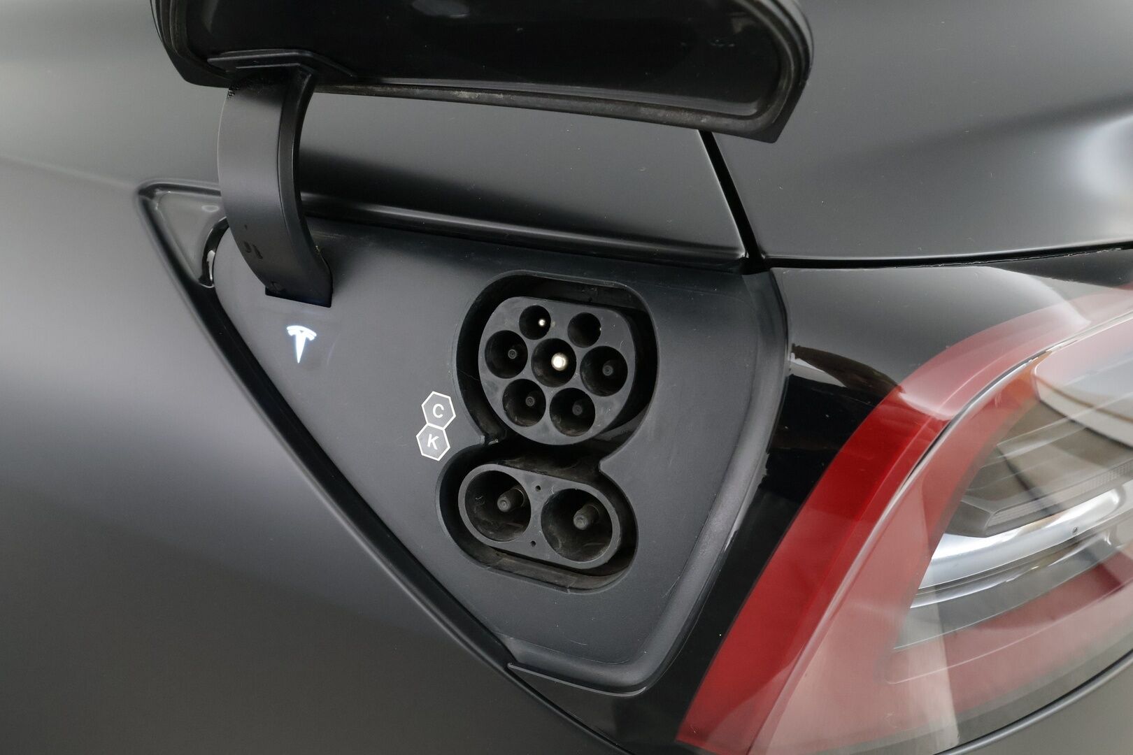 Tesla Model 3 2022 Long Range Dual Motor AWD * Koukku / Lasikatto / ILP /  ACC / Matrix-LED / P.Kamera / Muistipenkki / Premium Audio * - Akku kuntotarkastettu! / 2x Latauskaapelit / Kahdet renkaat