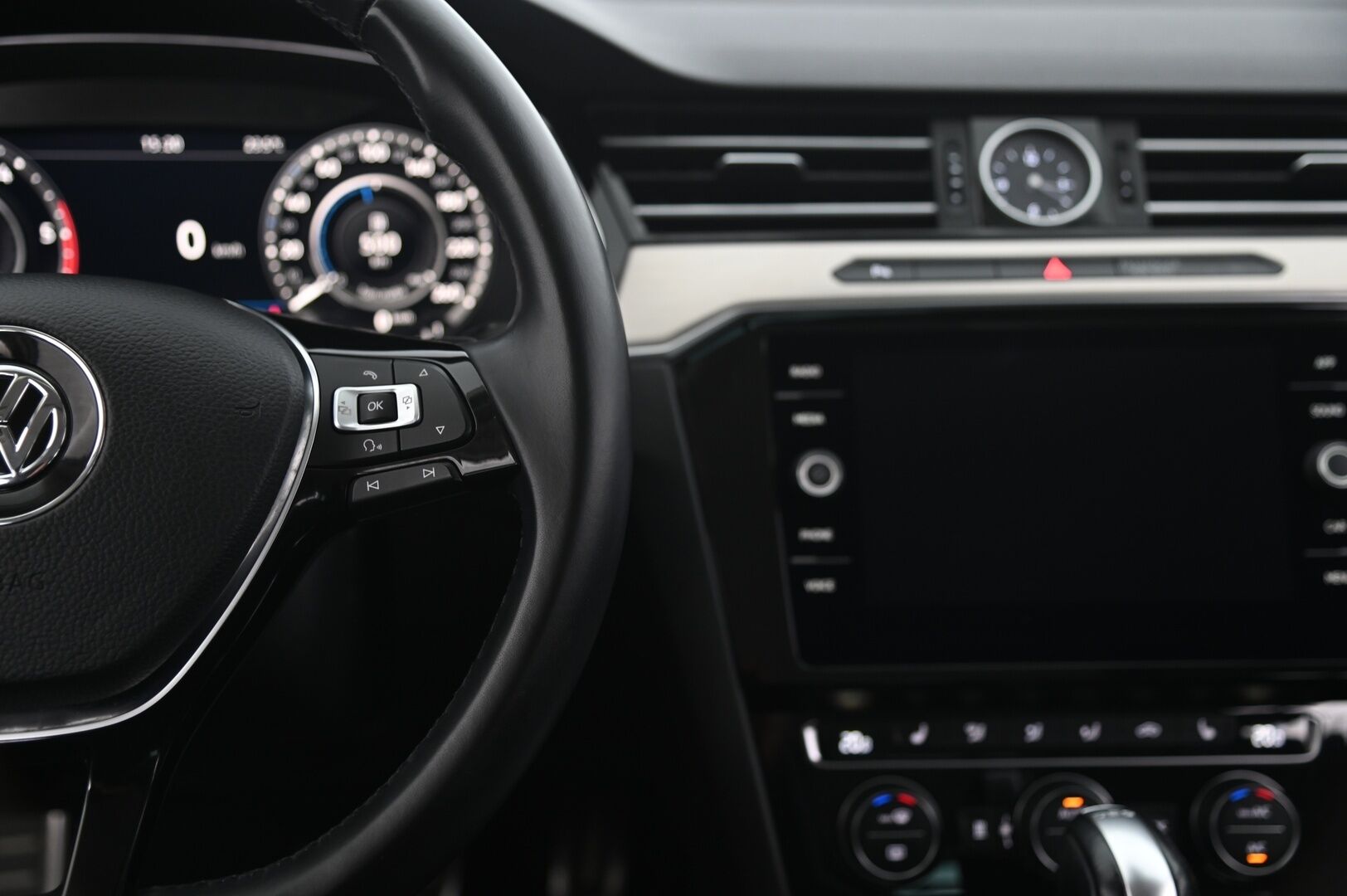 Volkswagen Passat 2018 Variant Alltrack 2,0 TDI 140 kW (190 hv) 4MOTION DSG-automaatti - ACC | nahat | Digimittaristo | Webasto | P.Kamera | Vetokoukku | 2x renkaat&vanteet