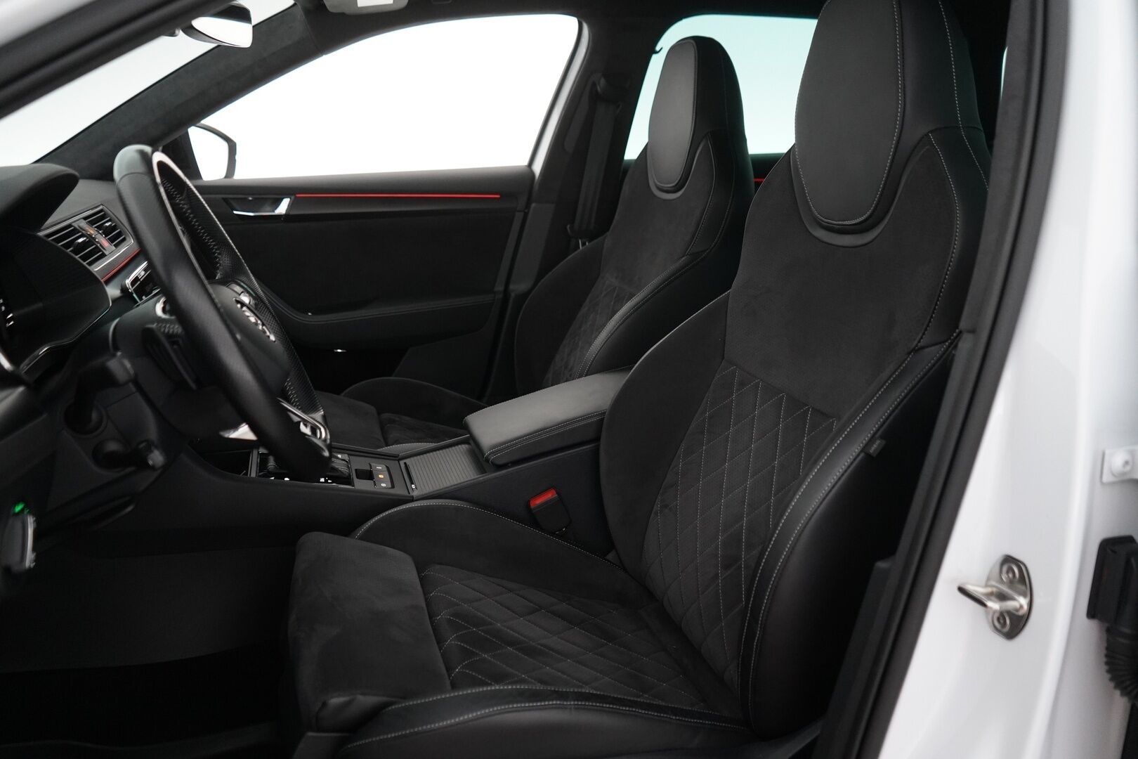 Skoda Superb 2021 Combi 1.4 TSI PHEV SportLine iV DSG Autom. *ACC / Canton / Sport-penkit muistilla / Webasto / Koukku / Digimittaristo* - Skoda OEM Alumiinivanteet / Kummatkin laturit / Sport-line 
