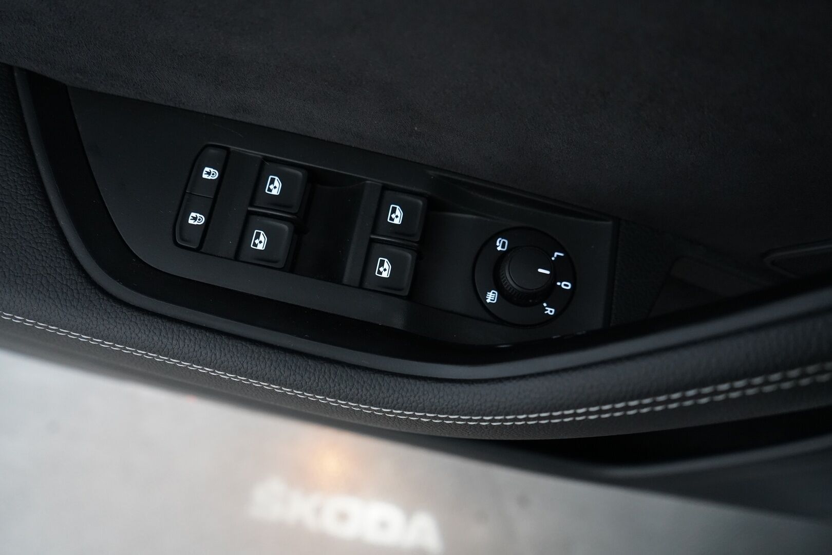 Skoda Superb 2021 Combi 1.4 TSI PHEV SportLine iV DSG Autom. *ACC / Canton / Sport-penkit muistilla / Webasto / Koukku / Digimittaristo* - Skoda OEM Alumiinivanteet / Kummatkin laturit / Sport-line 
