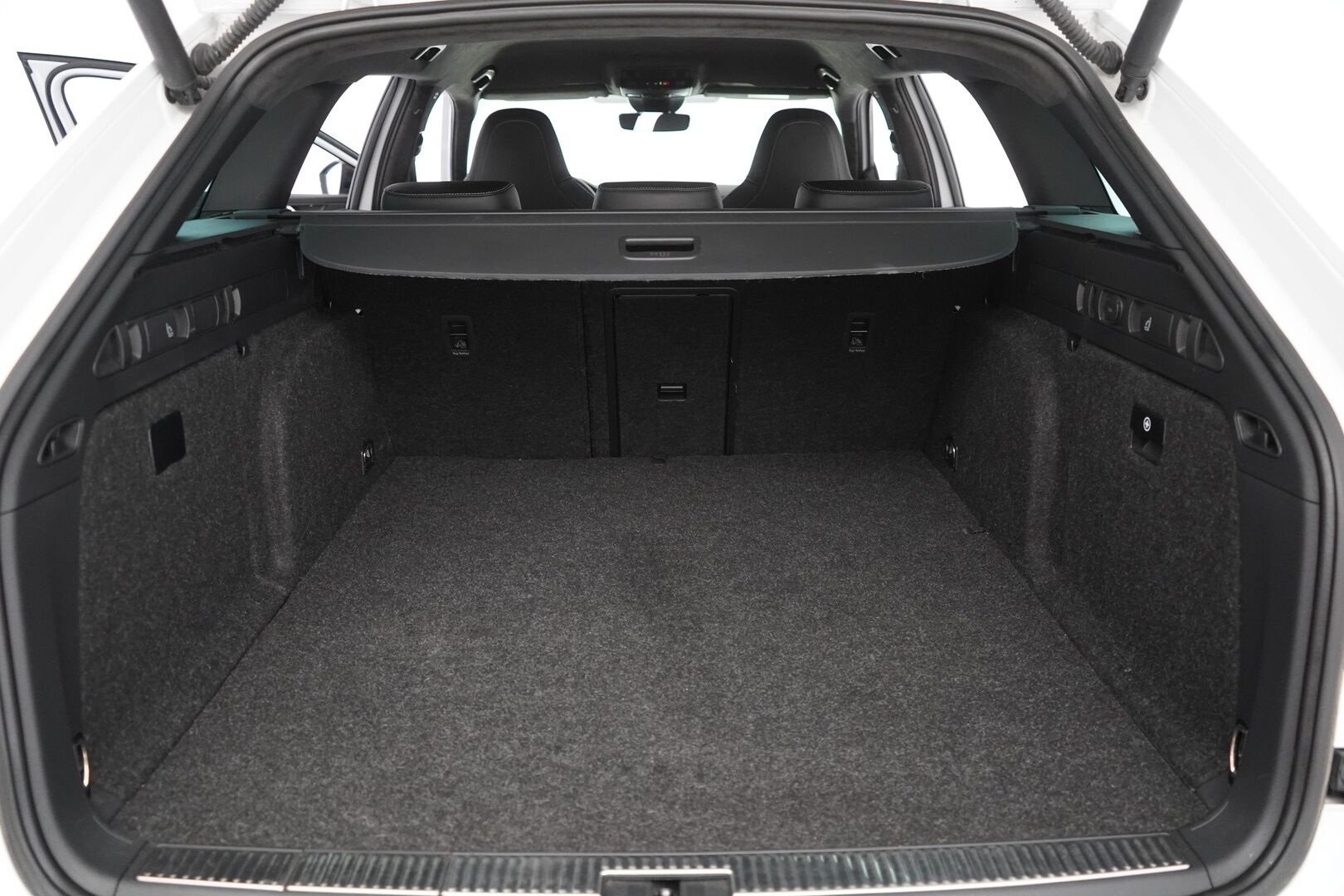 Skoda Superb 2021 Combi 1.4 TSI PHEV SportLine iV DSG Autom. *ACC / Canton / Sport-penkit muistilla / Webasto / Koukku / Digimittaristo* - Skoda OEM Alumiinivanteet / Kummatkin laturit / Sport-line 