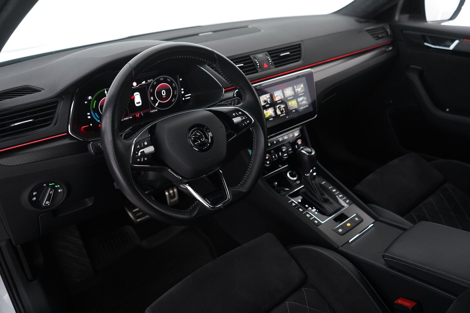 Skoda Superb 2021 Combi 1.4 TSI PHEV SportLine iV DSG Autom. *ACC / Canton / Sport-penkit muistilla / Webasto / Koukku / Digimittaristo* - Skoda OEM Alumiinivanteet / Kummatkin laturit / Sport-line 