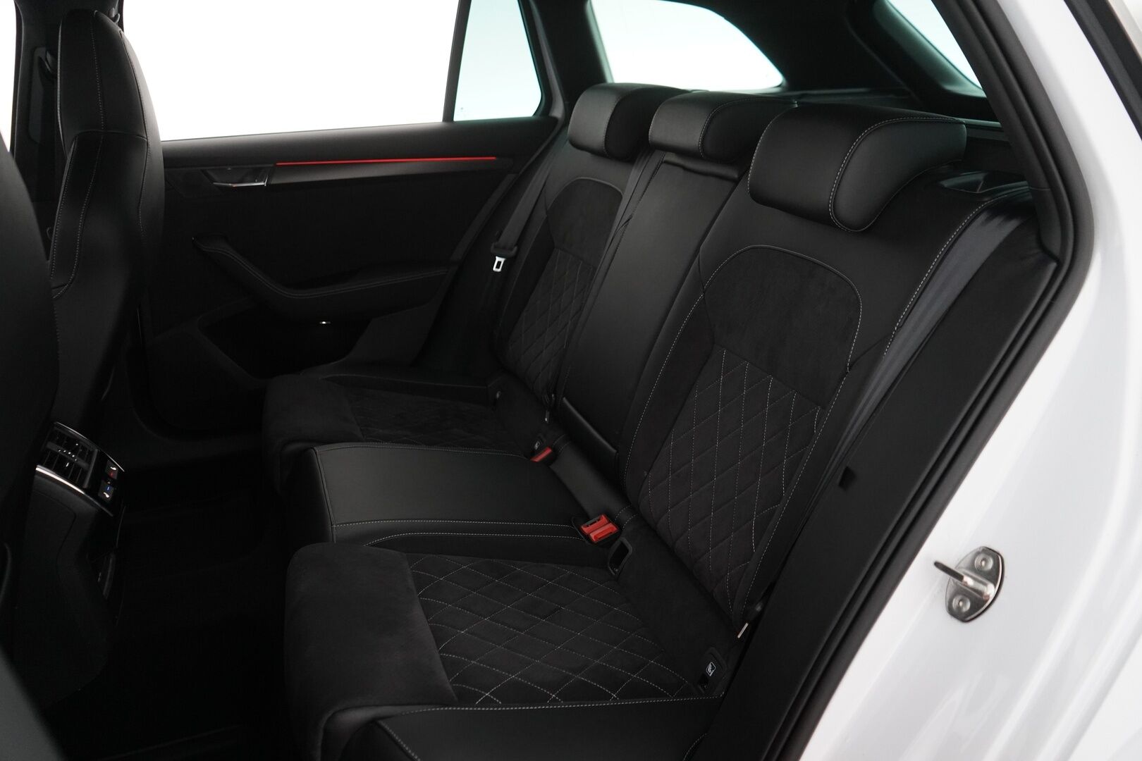 Skoda Superb 2021 Combi 1.4 TSI PHEV SportLine iV DSG Autom. *ACC / Canton / Sport-penkit muistilla / Webasto / Koukku / Digimittaristo* - Skoda OEM Alumiinivanteet / Kummatkin laturit / Sport-line 