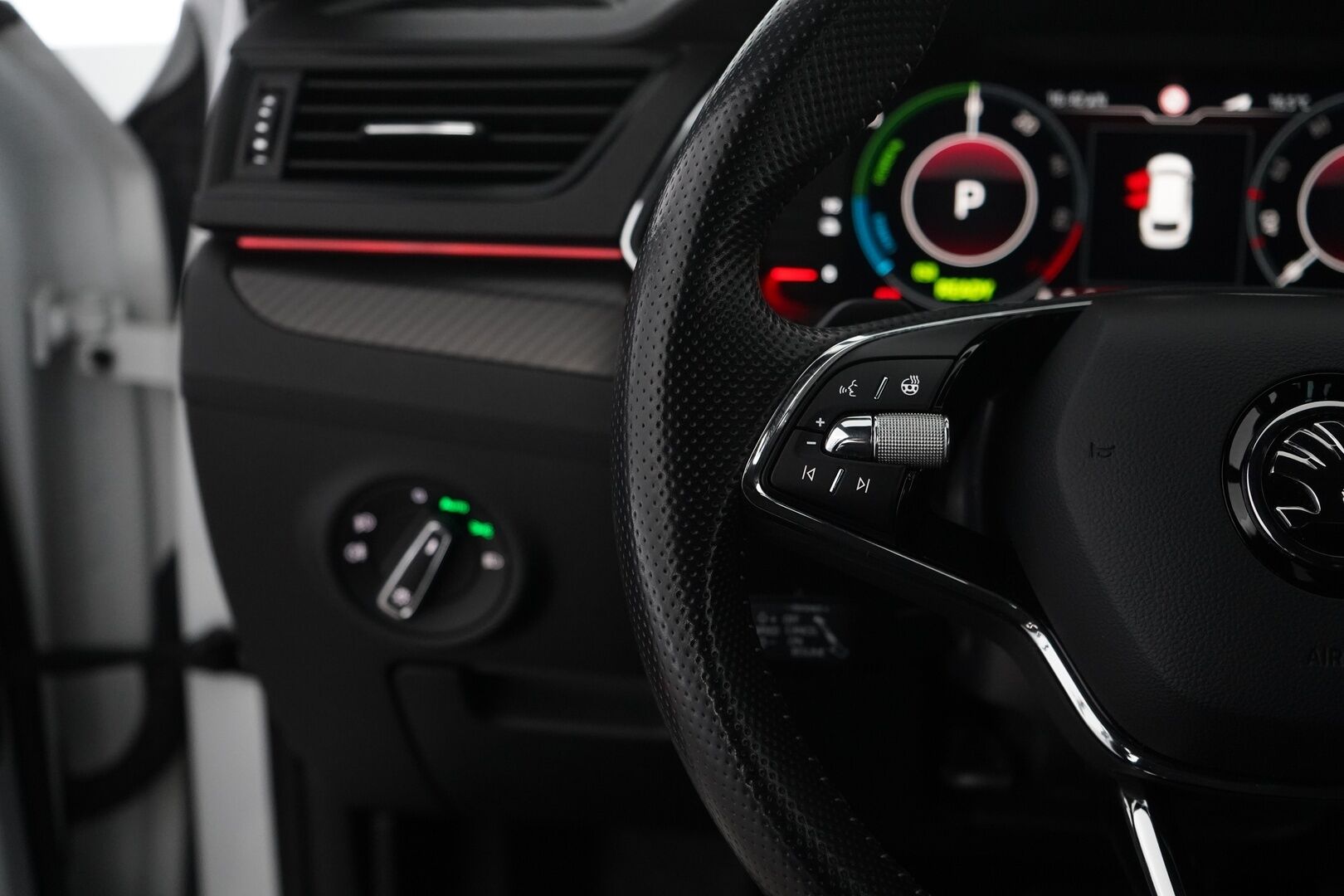 Skoda Superb 2021 Combi 1.4 TSI PHEV SportLine iV DSG Autom. *ACC / Canton / Sport-penkit muistilla / Webasto / Koukku / Digimittaristo* - Skoda OEM Alumiinivanteet / Kummatkin laturit / Sport-line 