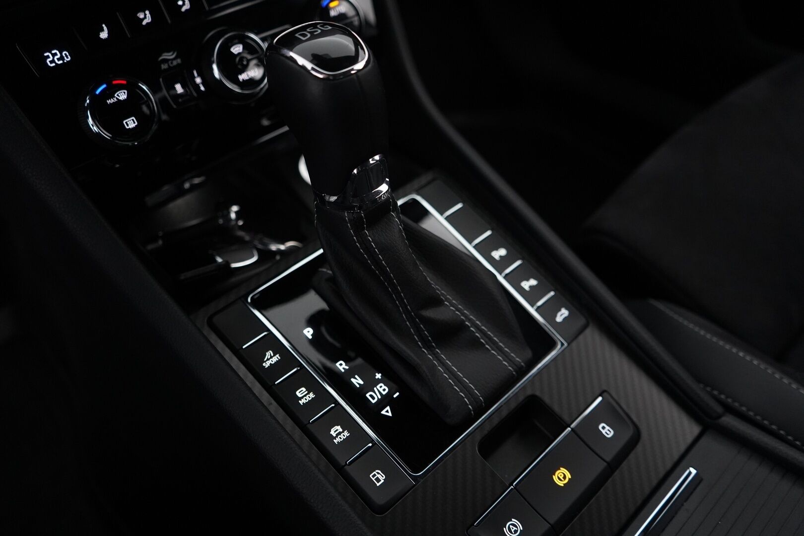 Skoda Superb 2021 Combi 1.4 TSI PHEV SportLine iV DSG Autom. *ACC / Canton / Sport-penkit muistilla / Webasto / Koukku / Digimittaristo* - Skoda OEM Alumiinivanteet / Kummatkin laturit / Sport-line 