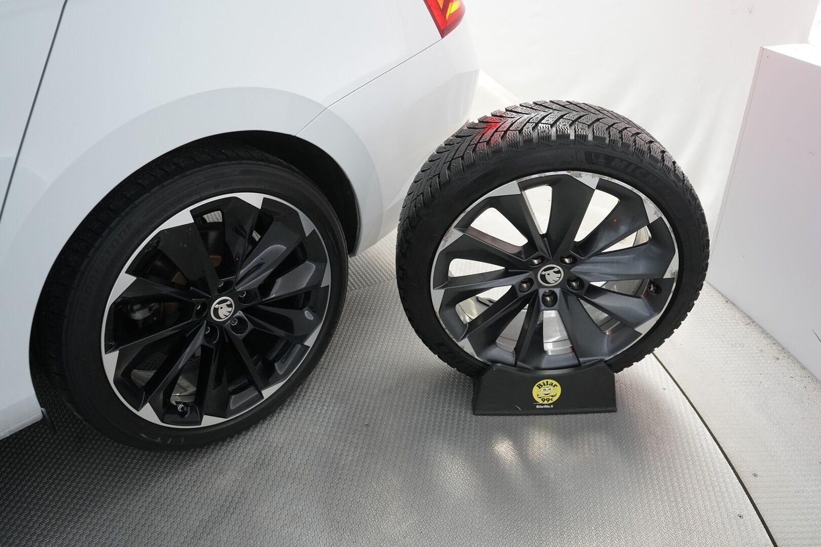 Skoda Superb 2021 Combi 1.4 TSI PHEV SportLine iV DSG Autom. *ACC / Canton / Sport-penkit muistilla / Webasto / Koukku / Digimittaristo* - Skoda OEM Alumiinivanteet / Kummatkin laturit / Sport-line 