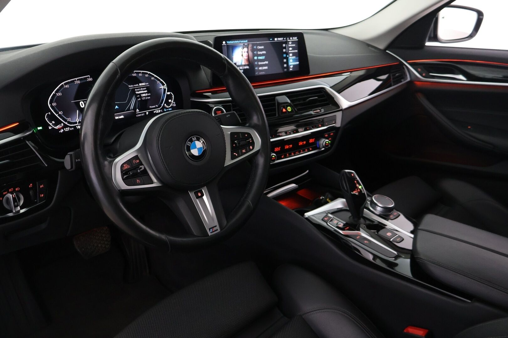 BMW 530 2020 G30 Sedan 530e A xDrive Sport Line ** Juuri tullut! / Vetokoukku / M-Sport ratti / P.kamera / HiFi / Sporttipenkit **