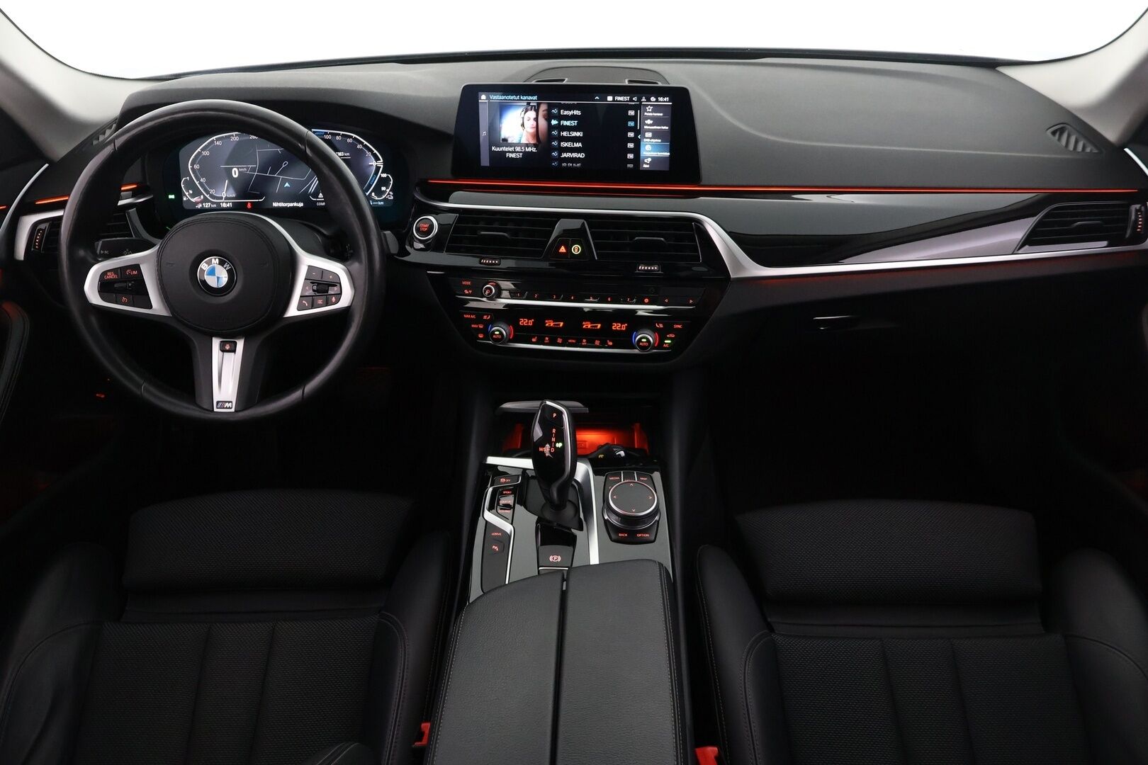 BMW 530 2020 G30 Sedan 530e A xDrive Sport Line ** Juuri tullut! / Vetokoukku / M-Sport ratti / P.kamera / HiFi / Sporttipenkit **