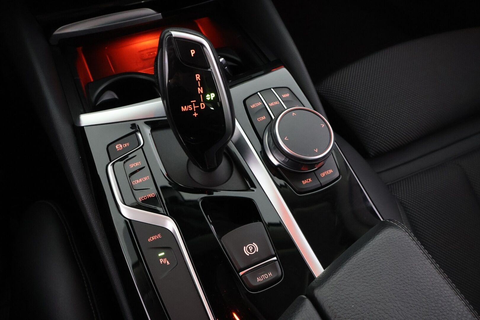 BMW 530 2020 G30 Sedan 530e A xDrive Sport Line ** Juuri tullut! / Vetokoukku / M-Sport ratti / P.kamera / HiFi / Sporttipenkit **