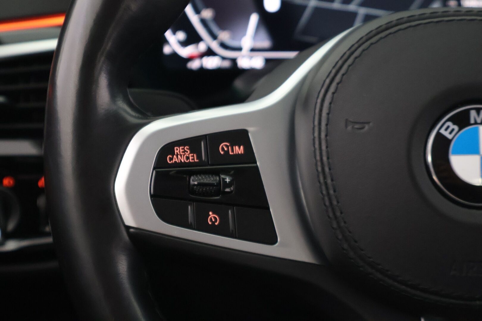 BMW 530 2020 G30 Sedan 530e A xDrive Sport Line ** Juuri tullut! / Vetokoukku / M-Sport ratti / P.kamera / HiFi / Sporttipenkit **