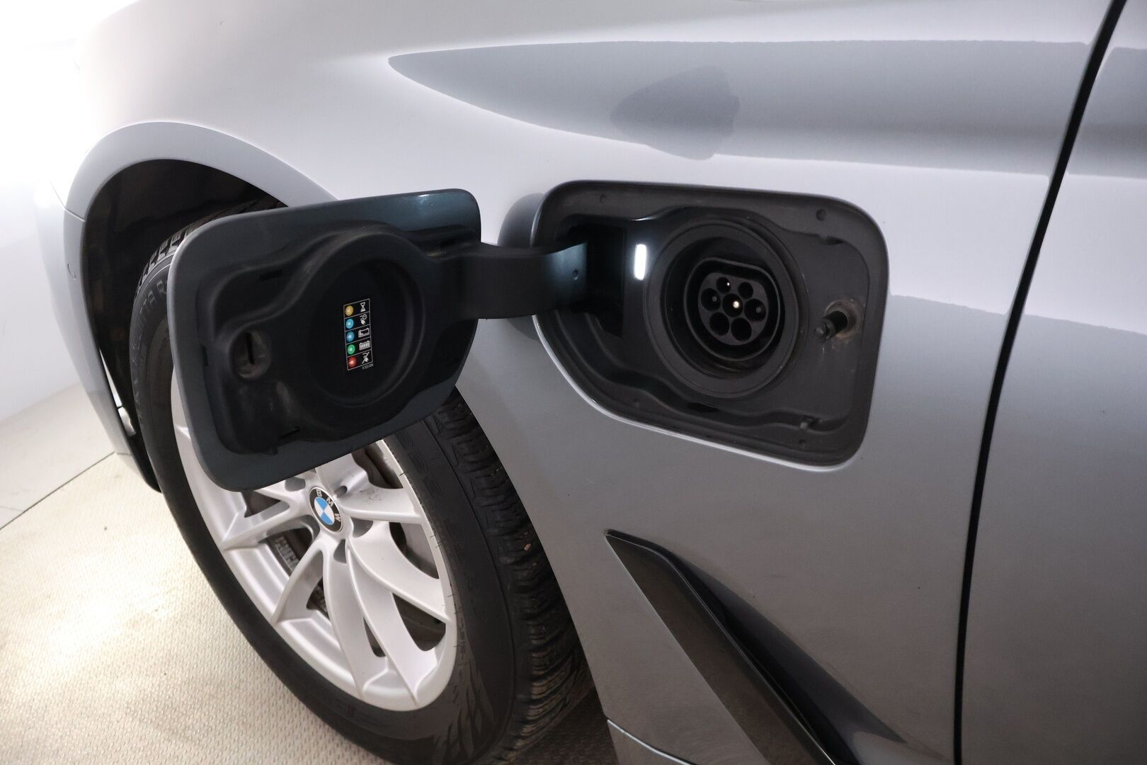 BMW 530 2020 G30 Sedan 530e A xDrive Sport Line ** Juuri tullut! / Vetokoukku / M-Sport ratti / P.kamera / HiFi / Sporttipenkit **