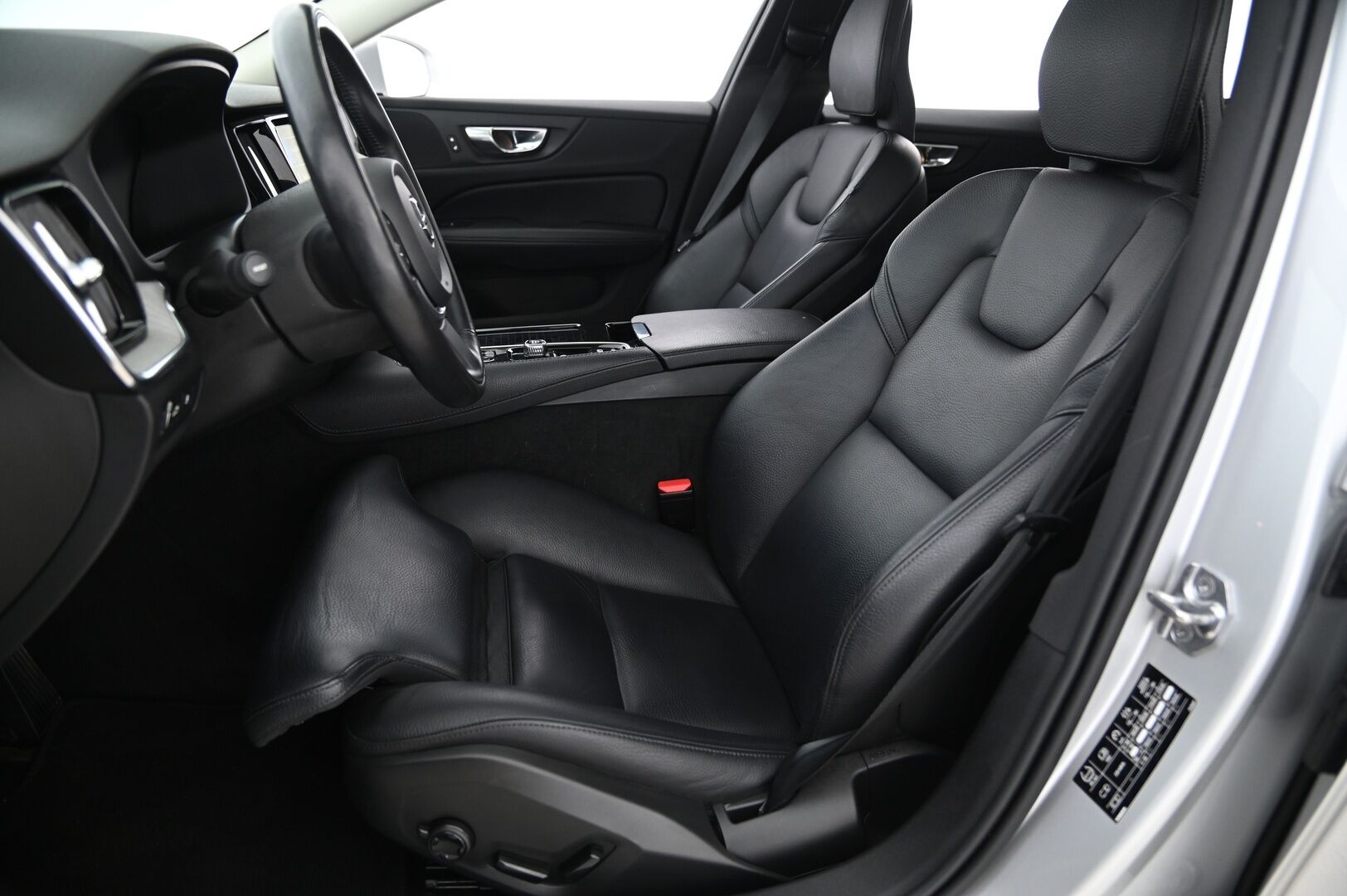 Volvo V60 2021 T6 TwE AWD Inscription aut *VOC / Webasto / ACC / Sporttinahat / Muistipenkki / Pilot Assist / Kamera* - Full Led High Beam ajovalot / Juuri huollettu / Hyvät nastarenkaat