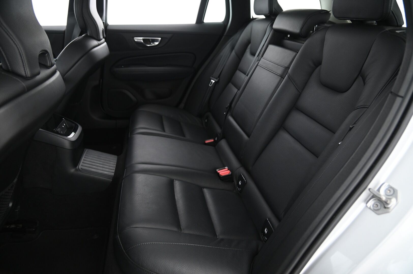 Volvo V60 2021 T6 TwE AWD Inscription aut *VOC / Webasto / ACC / Sporttinahat / Muistipenkki / Pilot Assist / Kamera* - Full Led High Beam ajovalot / Juuri huollettu / Hyvät nastarenkaat